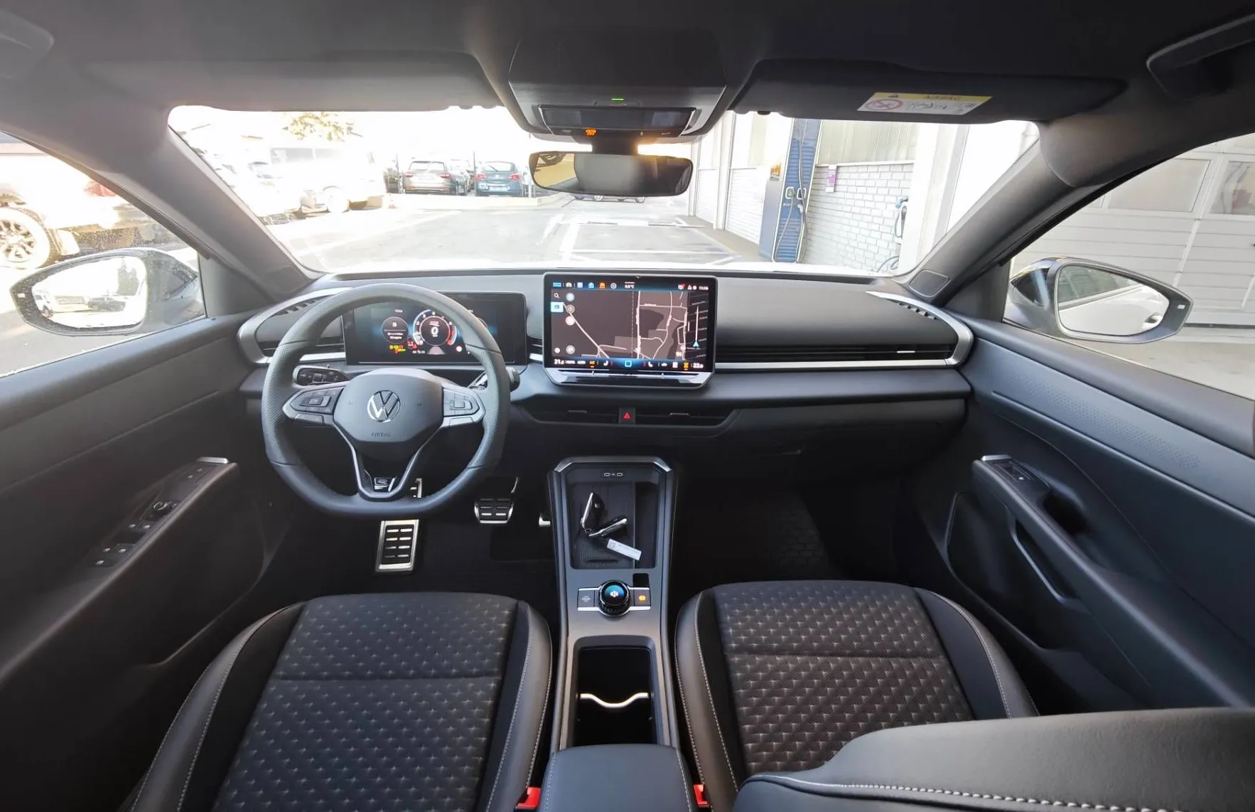 Zunanja slika - Volkswagen T-Roc - 1.5 TSI R-line 110  150  NOVI MODEL - 9