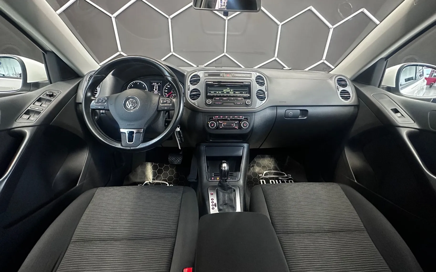 Notranja slika - Volkswagen Tiguan - 2.0 TDI 4motion DSG | KLJUKA | F1 | TEMPOMAT |PDC - 9