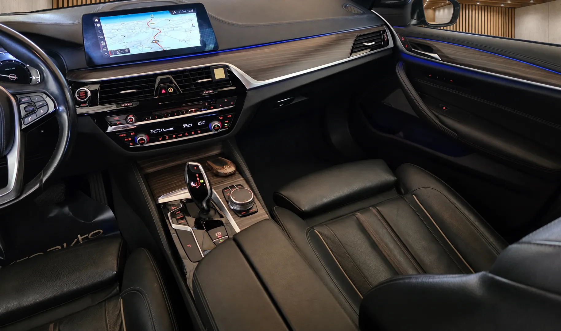 Notranja slika - BMW serija 5 Touring: - 520d Touring Avt.Luxury Line  Head-Up display - 10