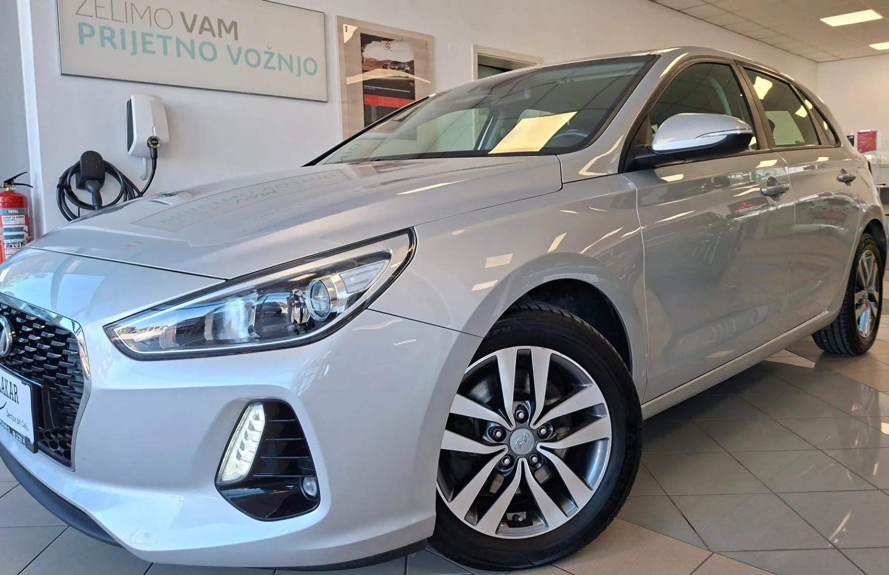 Zunanja slika - Hyundai i30 - 1.6 CRDi 110 Style-1.LASTNIK-SLO-LED-KAMERA-PDC- - 2