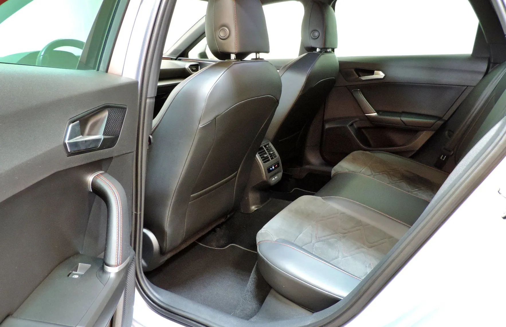 Zunanja slika - Seat Leon - ST 2.0 TDI FR DSG ACC-LED-MRTVI KOTI-MEMORY - 10