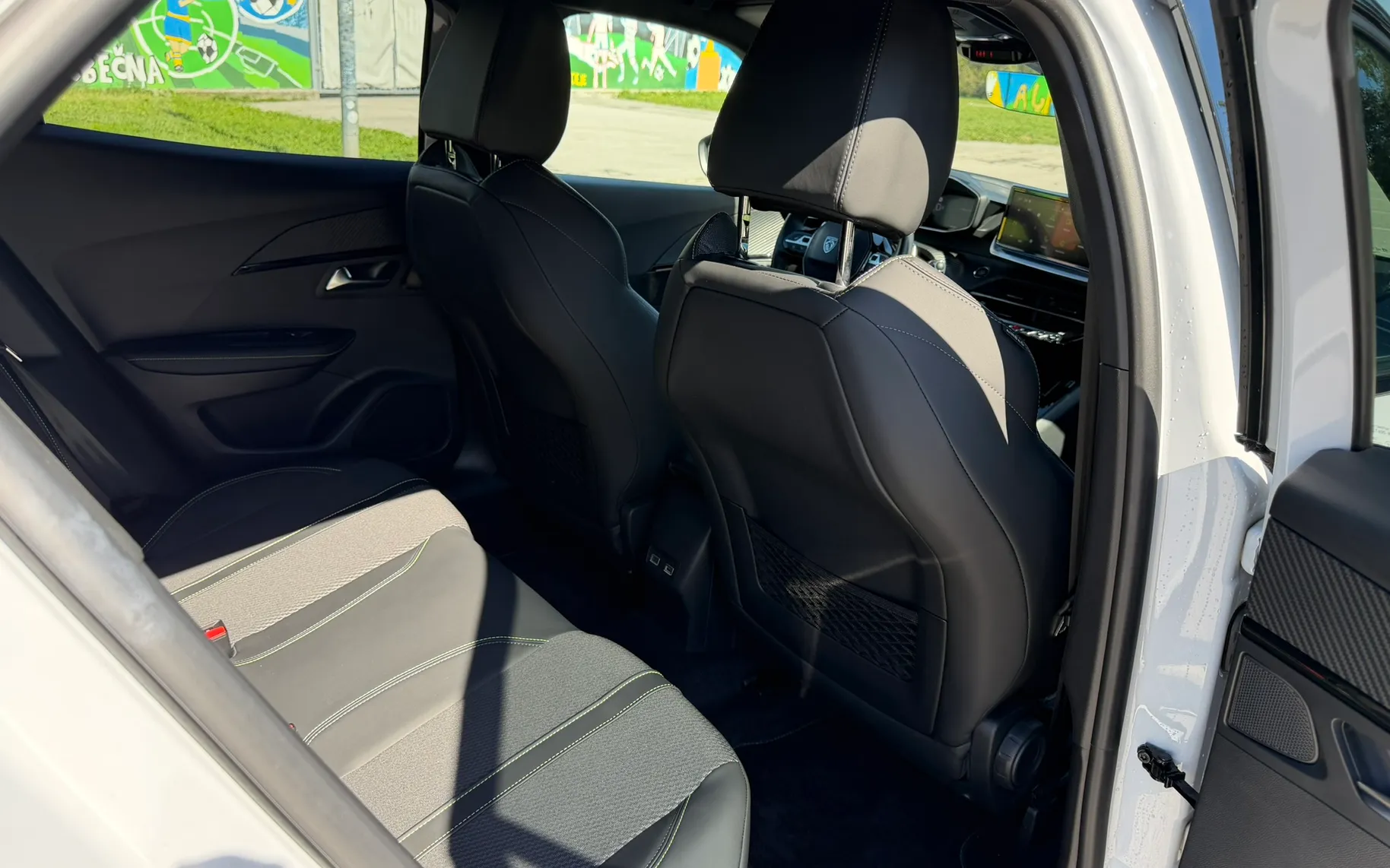 Notranja slika - Peugeot 2008 - 1,2 PureTech 130 S&S GT + kom. zimskih gum - 10
