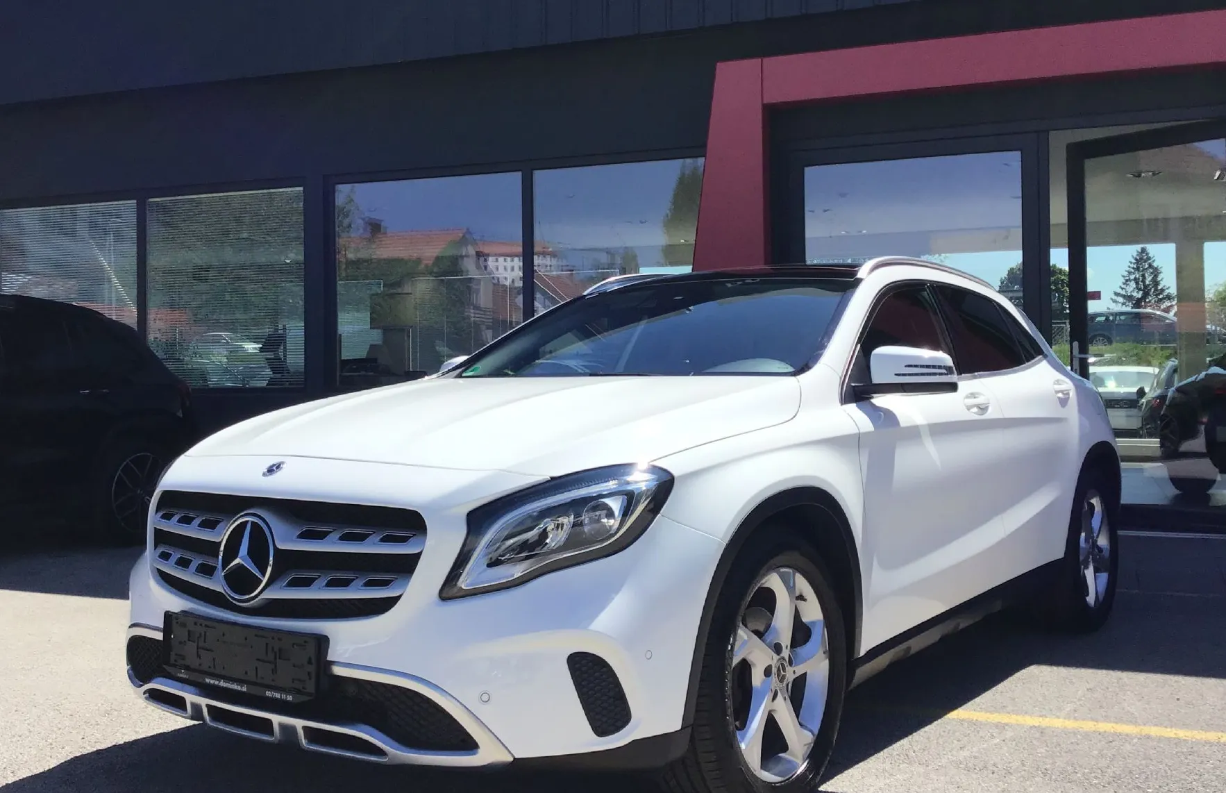 Zunanja slika - Mercedes-Benz GLA-Razred - GLA 180 Urban Avt. - 1