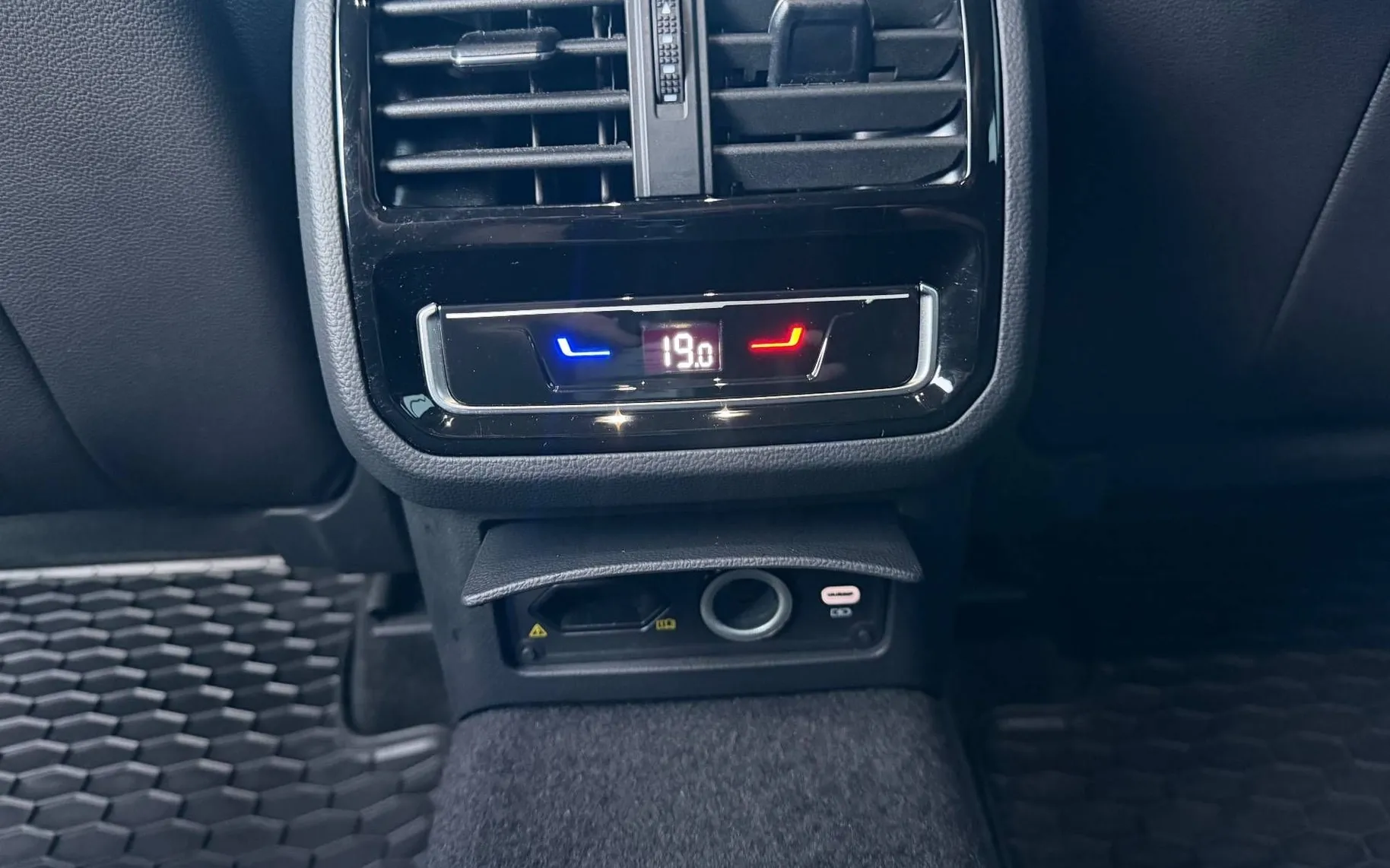 Notranja slika - Volkswagen Passat Alltrack - 4motion 2.0 TDI BMT SCR DSG-Vlečna kljuka-IQ Light - 9