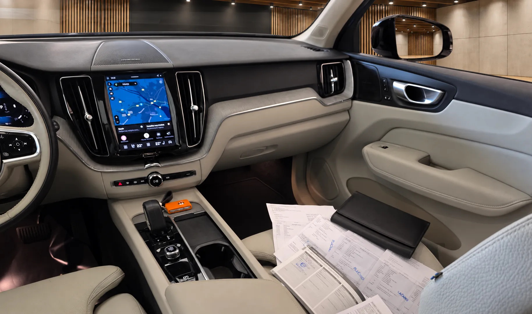 Notranja slika - Volvo XC60 - B4D AWD Plus Dark Avt.1. lastnik. SLO poreklo - 20
