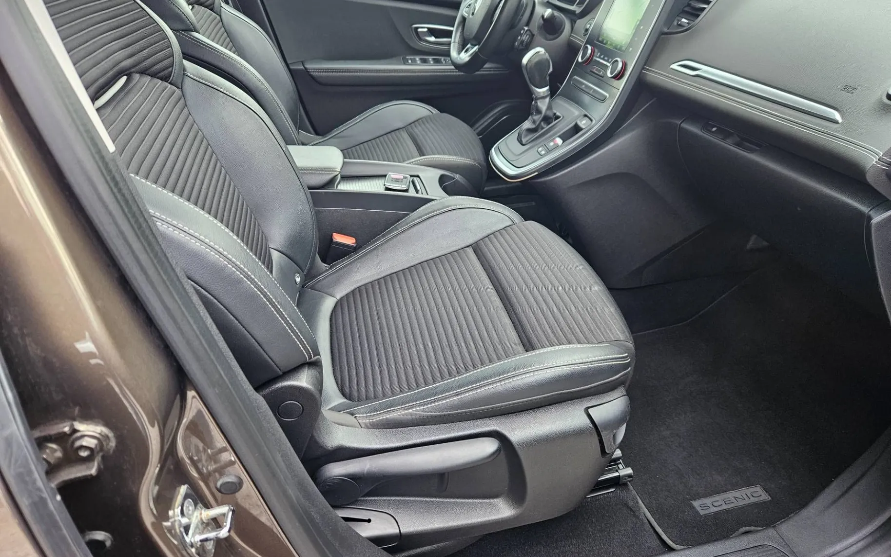 Notranja slika - Renault Grand Scenic - Blue dCi 120 Intens EDC  AVT 1.LASTNIK SLO NAVI 7S - 9