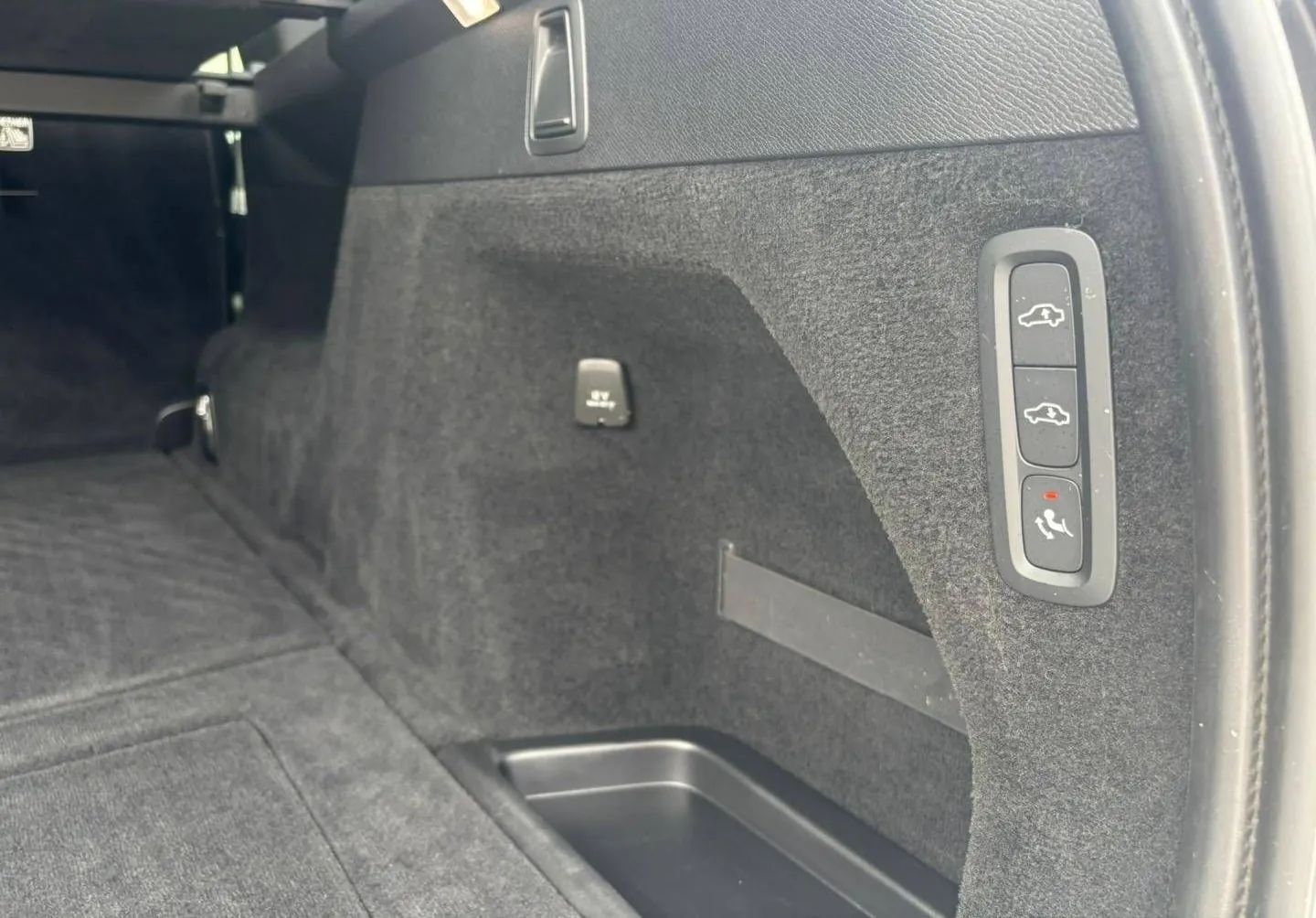 Notranja slika - Volvo XC90 - B5D AWD Plus Dark Avt. SLO-ZRAČNO-HAR KARDON-PANO - 9