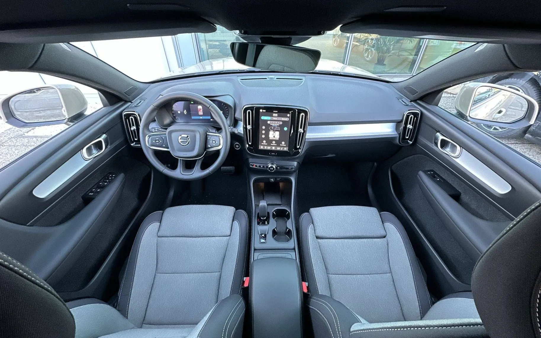 Notranja slika - Volvo XC40 - B3 P Core AT DCT 3 leta garancije + 3 servisi... - 20