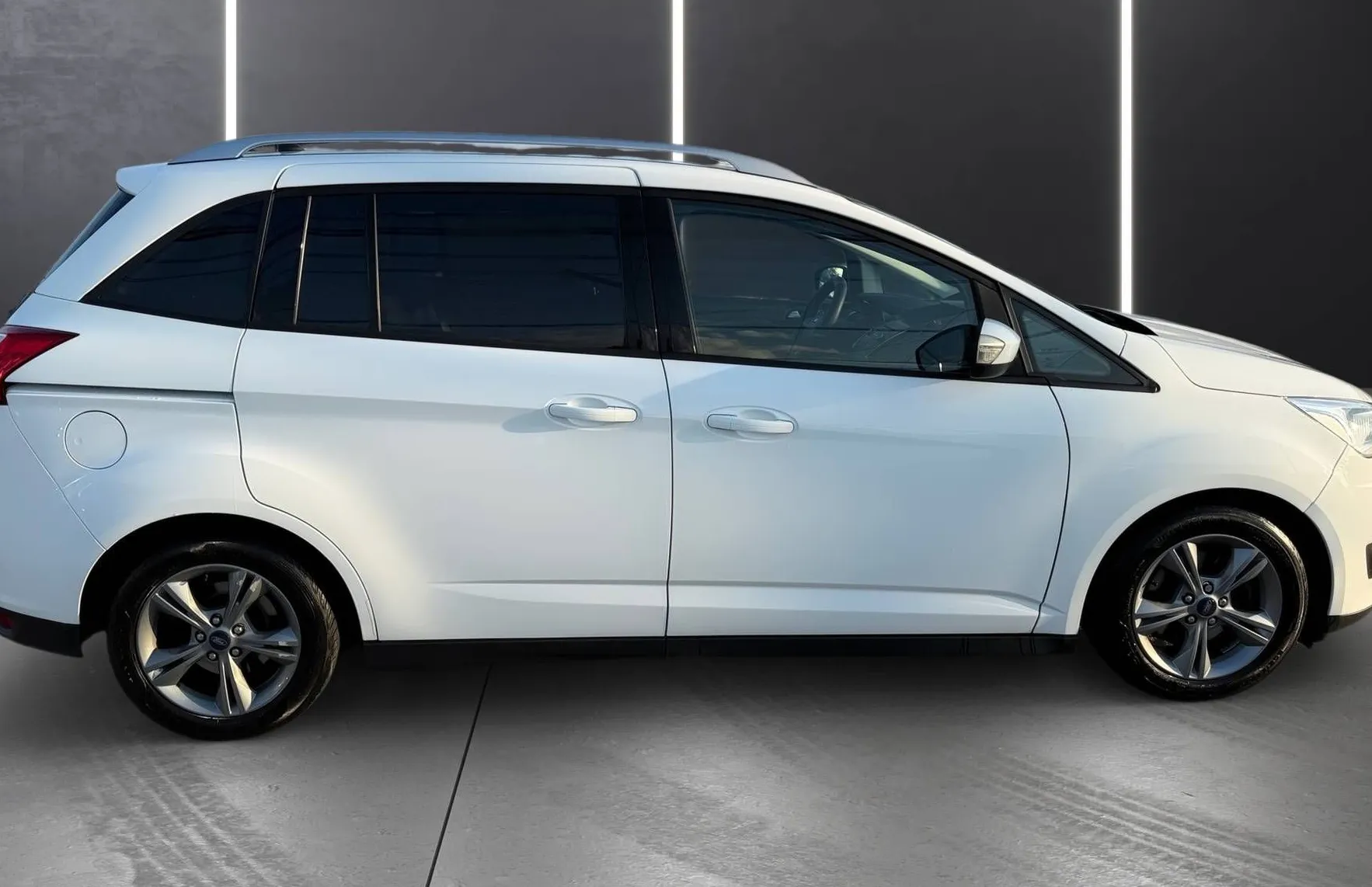 Zunanja slika - Ford Grand C-Max - 1.5 TDCi 1.LASNTIK SLO AVTO NAVI PDC - 6
