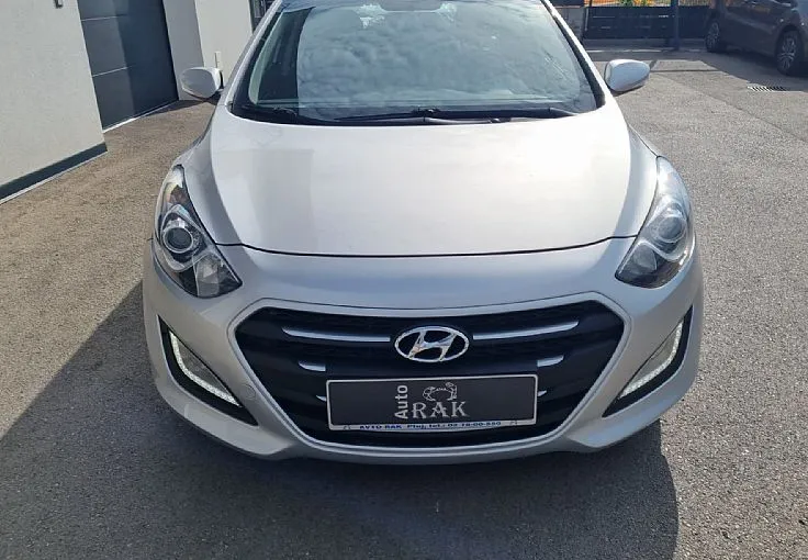 Zunanja slika - Hyundai i30 Wagon - 1.6 CRDi 110 Style  SERVISNA. VZRAT. KAM. - 3