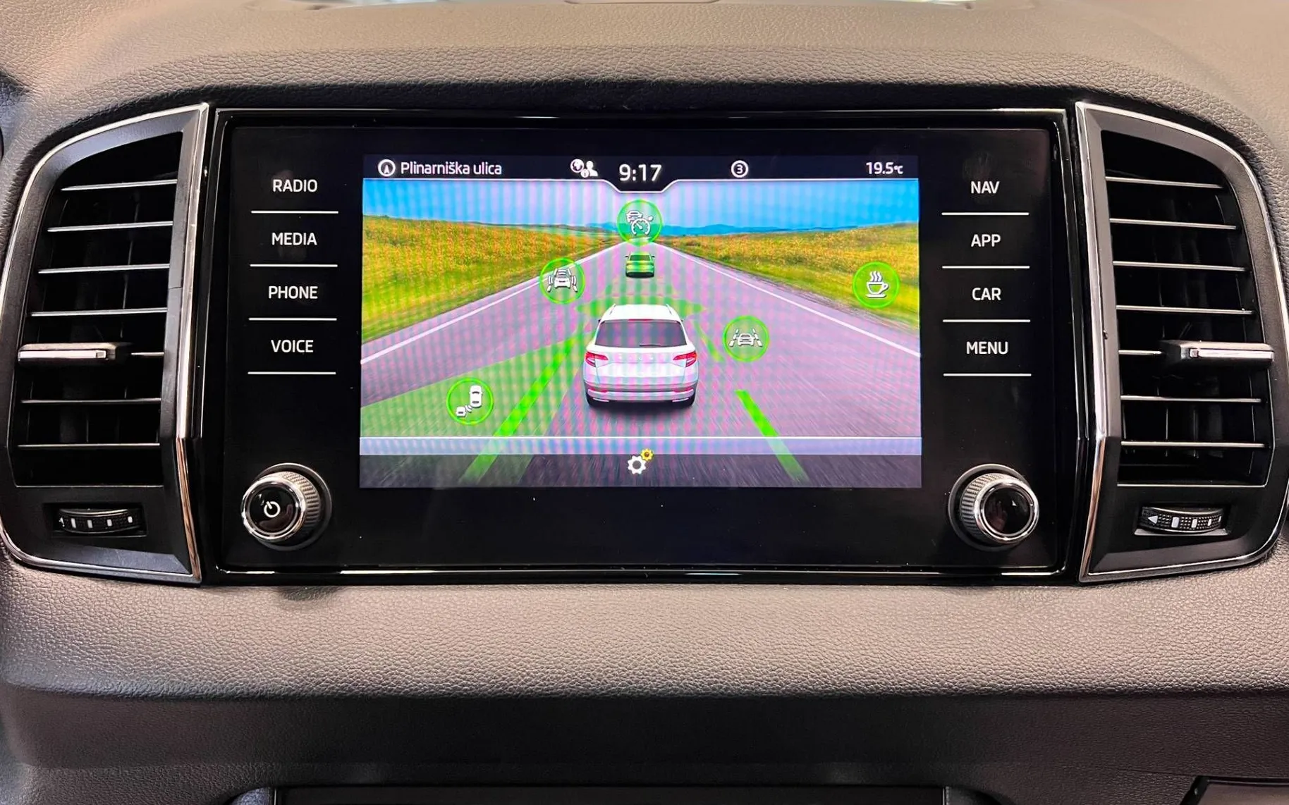 Zunanja slika - Škoda Karoq - 2.0 TDI-DSG-FRONT-ASSIST-ACC-KAM-KEYLESS-NAVI-PDC. - 17