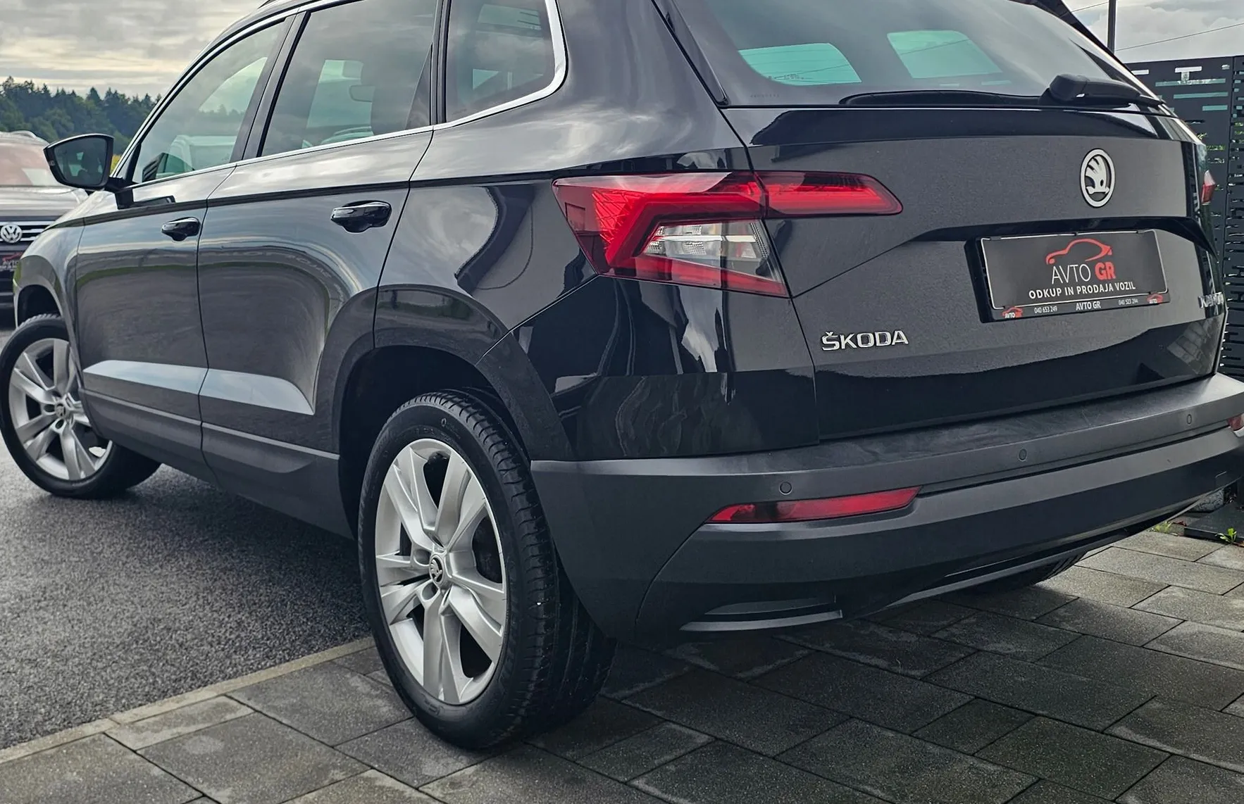 Zunanja slika - Škoda Karoq - 1.5 TSI ACT -SportLine- DSG-SPORT-LED-PANO-ALKANT - 8