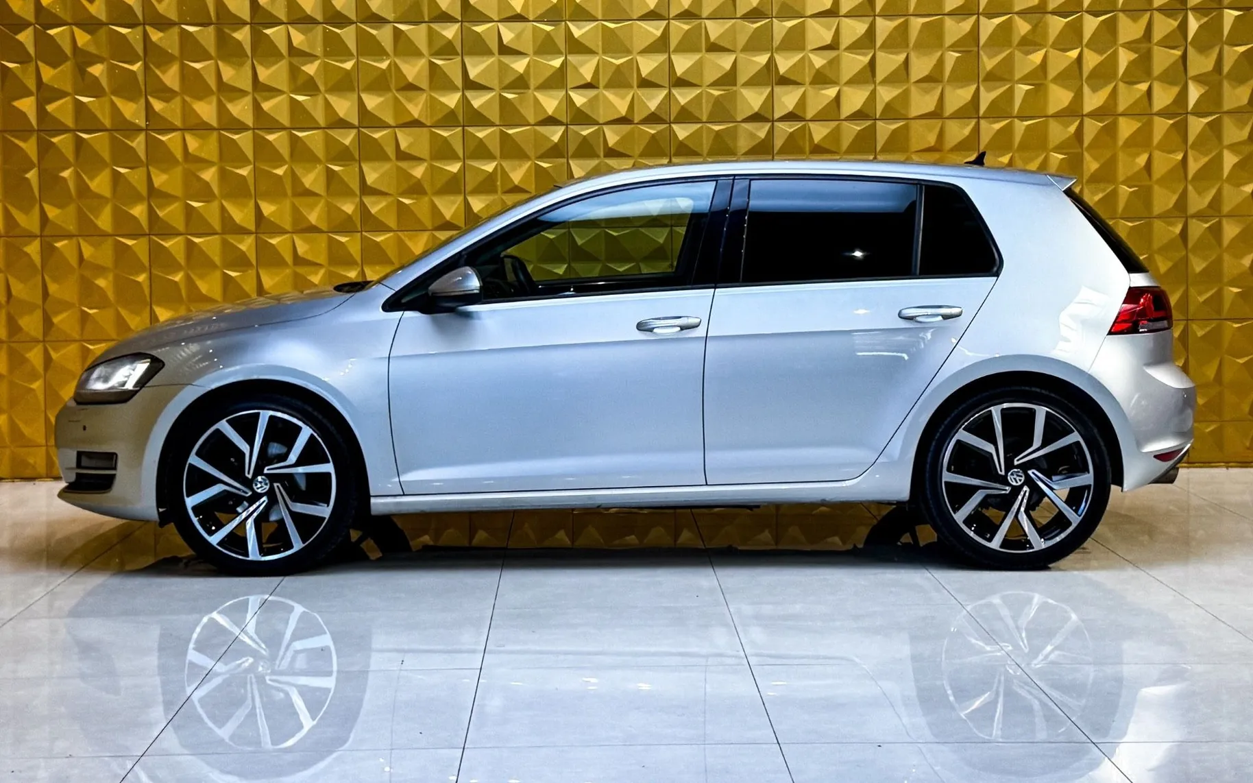 Zunanja slika - Volkswagen Golf - 2.0 TDI  AUT. GRETJE-NAVI-BI XENON-F1-ALCANTARA - 6