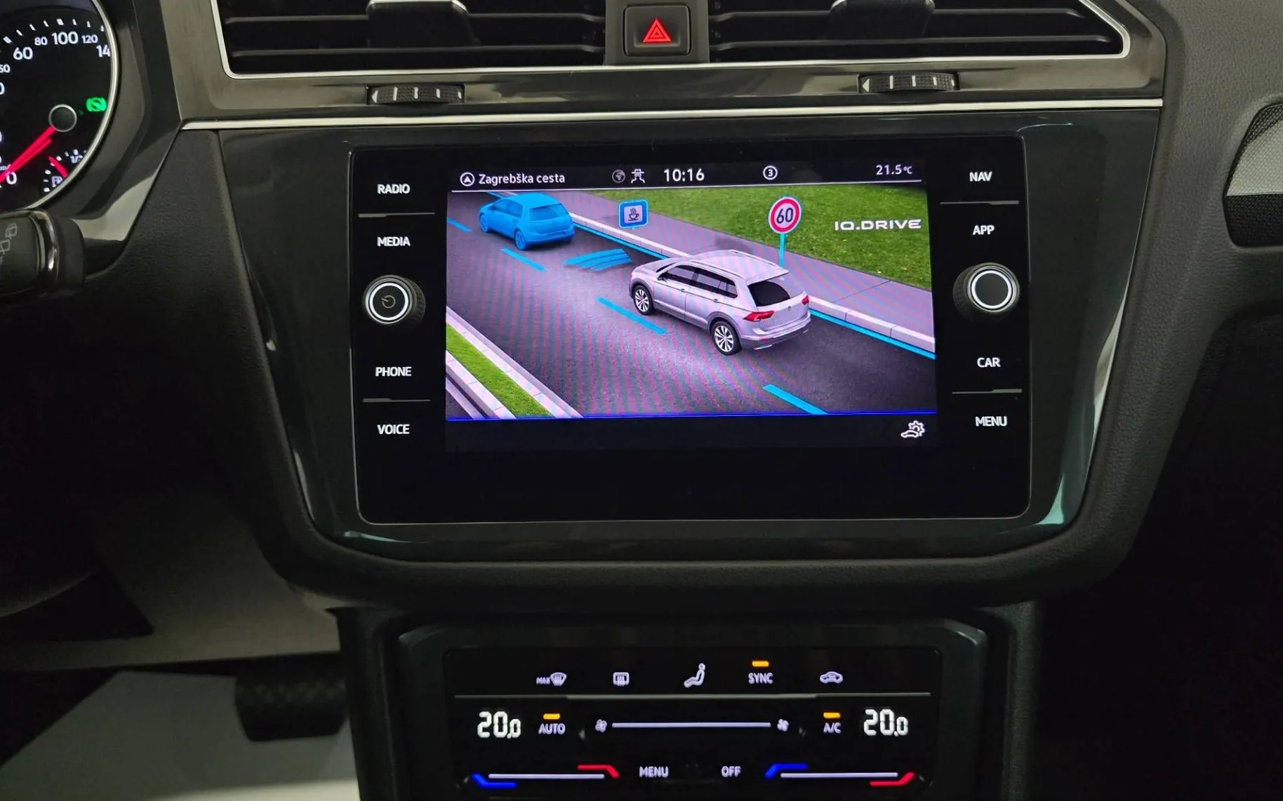 Notranja slika - Volkswagen Tiguan - 2.0 TDI BMT Life DSG - LED.kamera.keyless.ambient - 14
