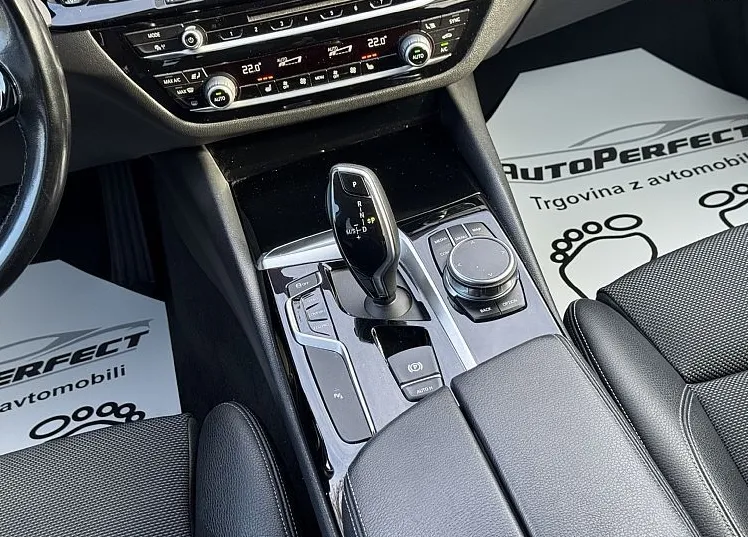 Zunanja slika - BMW Serija 5 - : 520d aut. |PANO|KAM|AMBI| - 13