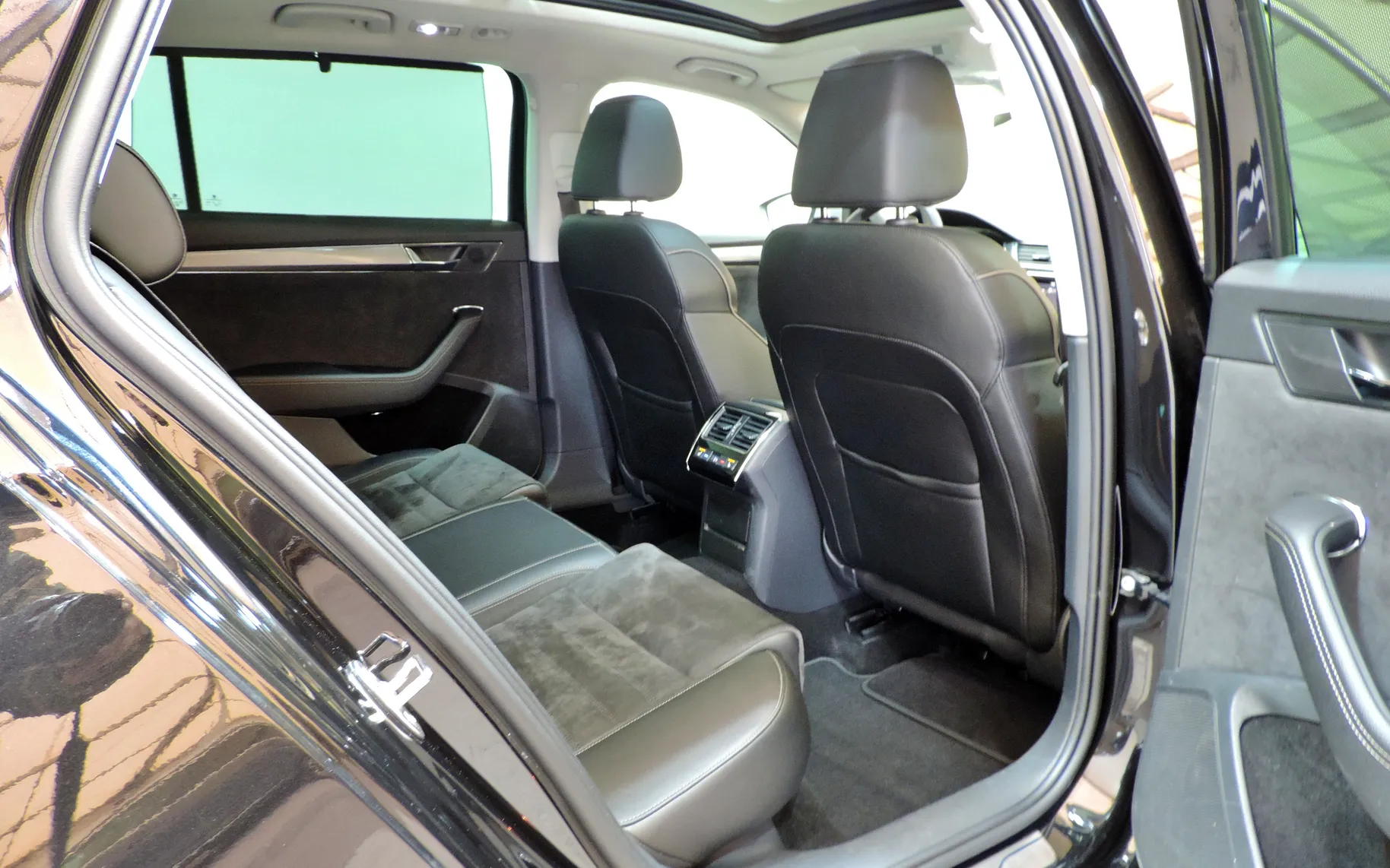 Zunanja slika - Škoda Superb - Combi Scout 4x4 2.0 TDI DSG WEBASTO-KLJUKA-KAMERA - 33