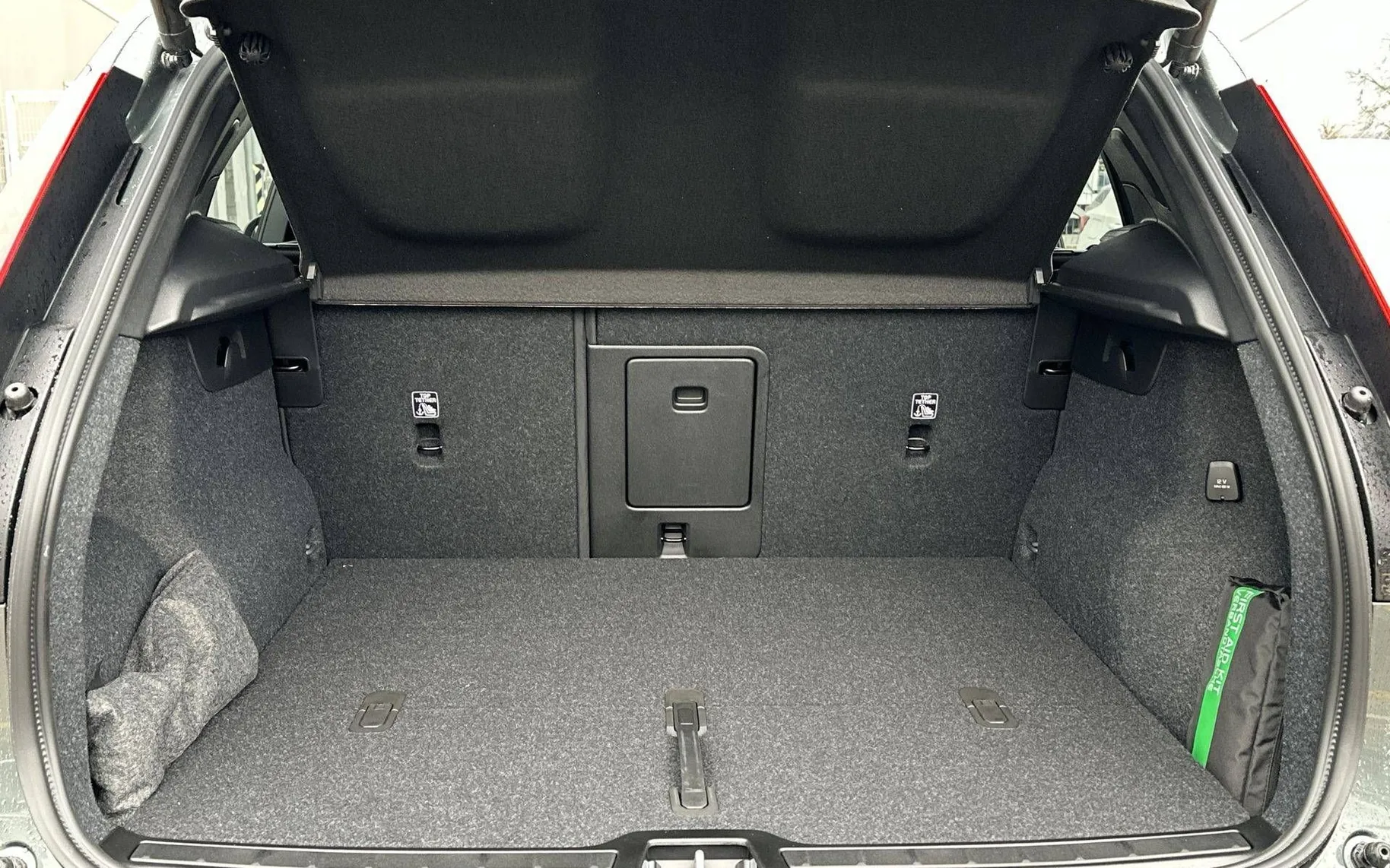 Notranja slika - Volvo XC40 - B3 P Core AT DCT... - 12