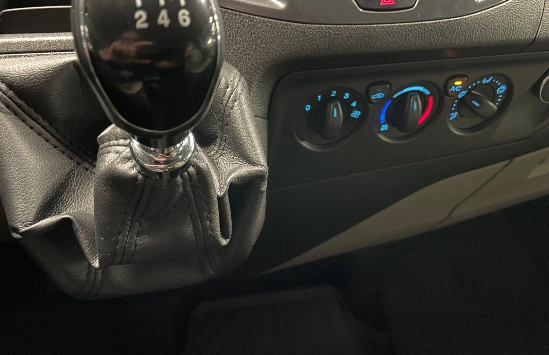 Zunanja slika - Ford Transit Custom - KOMBI 2.2 TDCi 6. SEDEŽEV 92 KW - 12