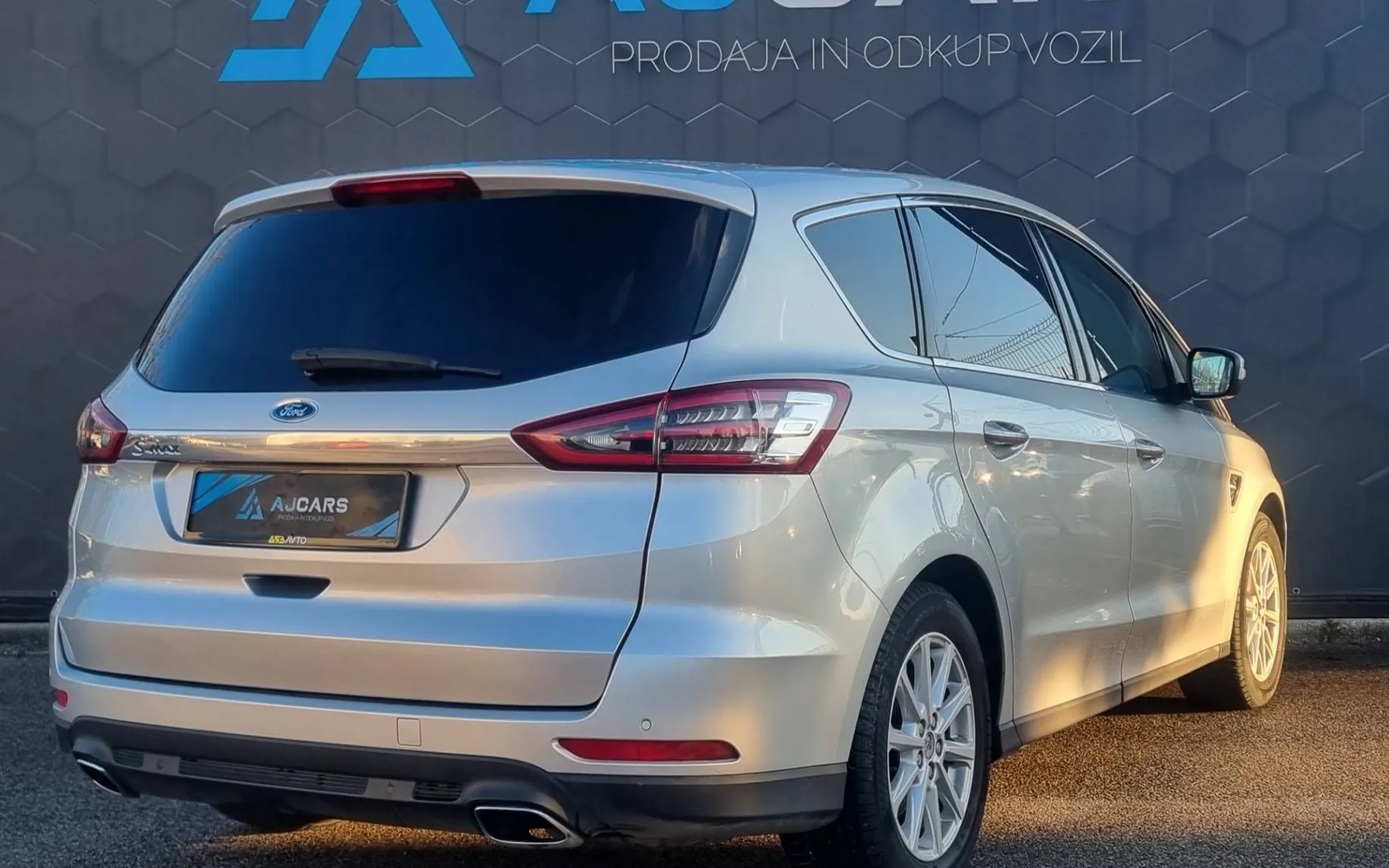 Zunanja slika - Ford S-MAX - 2.0TDCi 132kW AWD Titanium Avt.-2XLed-2xPDC-Klju - 6