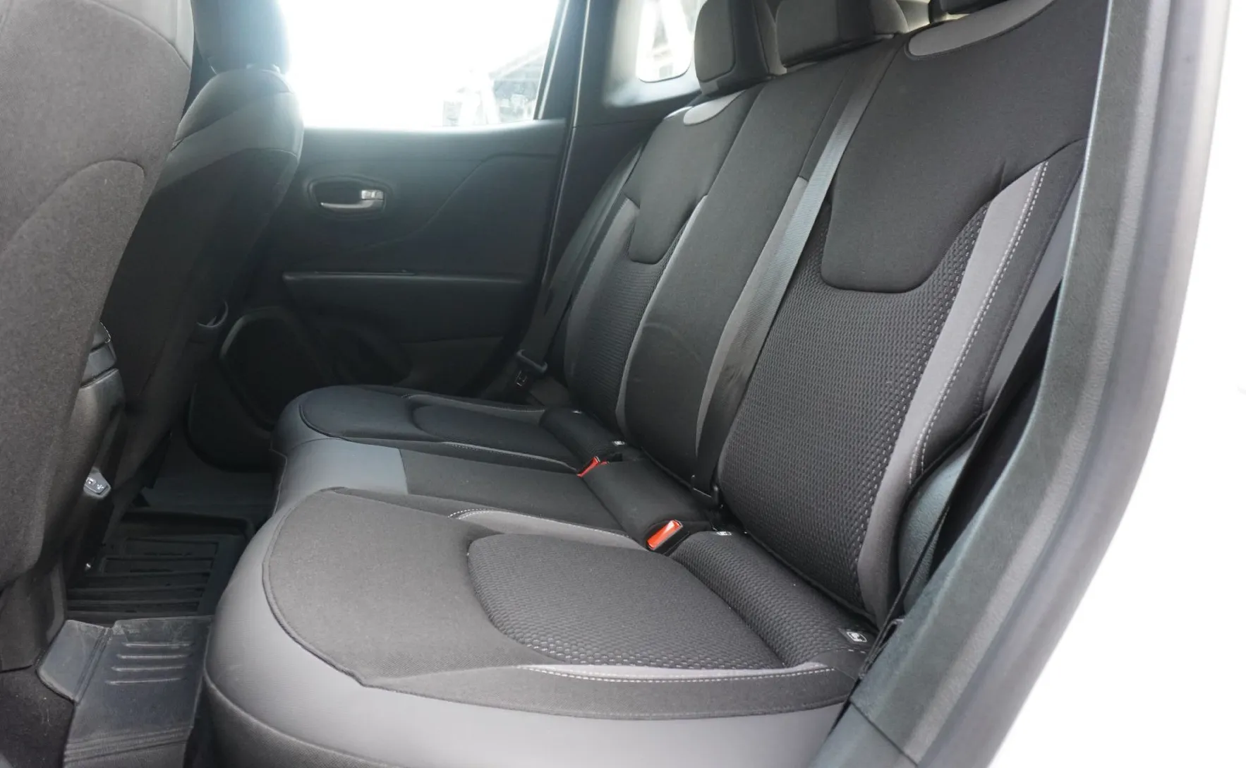 Zunanja slika - Jeep Renegade - 1.5 T4 DCT7 e-Hybrid Altitude - 7