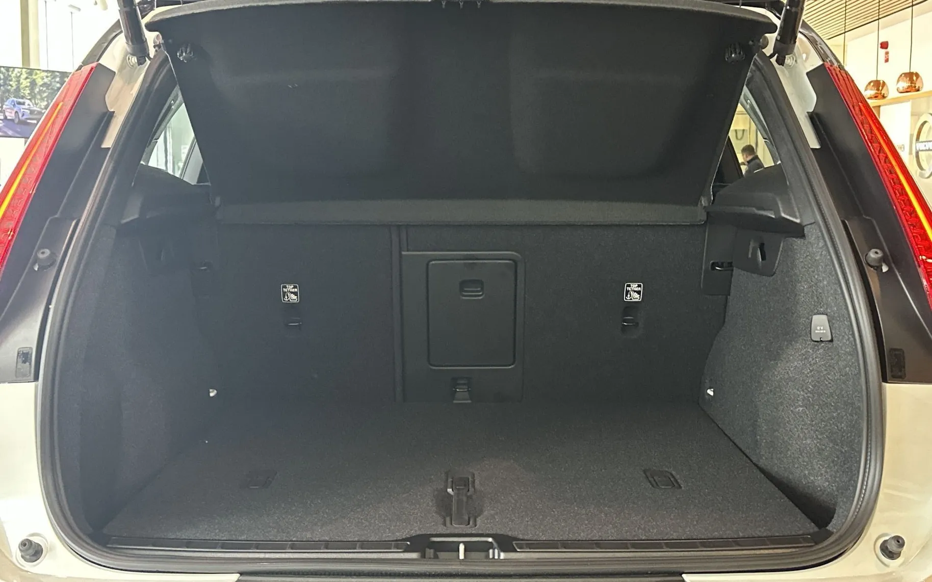 Notranja slika - Volvo XC40 - B4 P Ultra Black Edition 3 leta garancije + 3 se.. - 12
