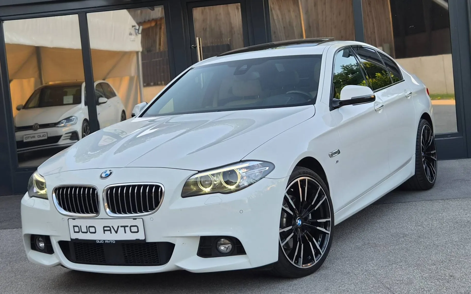 Notranja slika - BMW serija 5: - 520D-XDRIVE-ŠIBEDAH-KAMERA-HEAD UP-USNJE-ACC-SLO - 9
