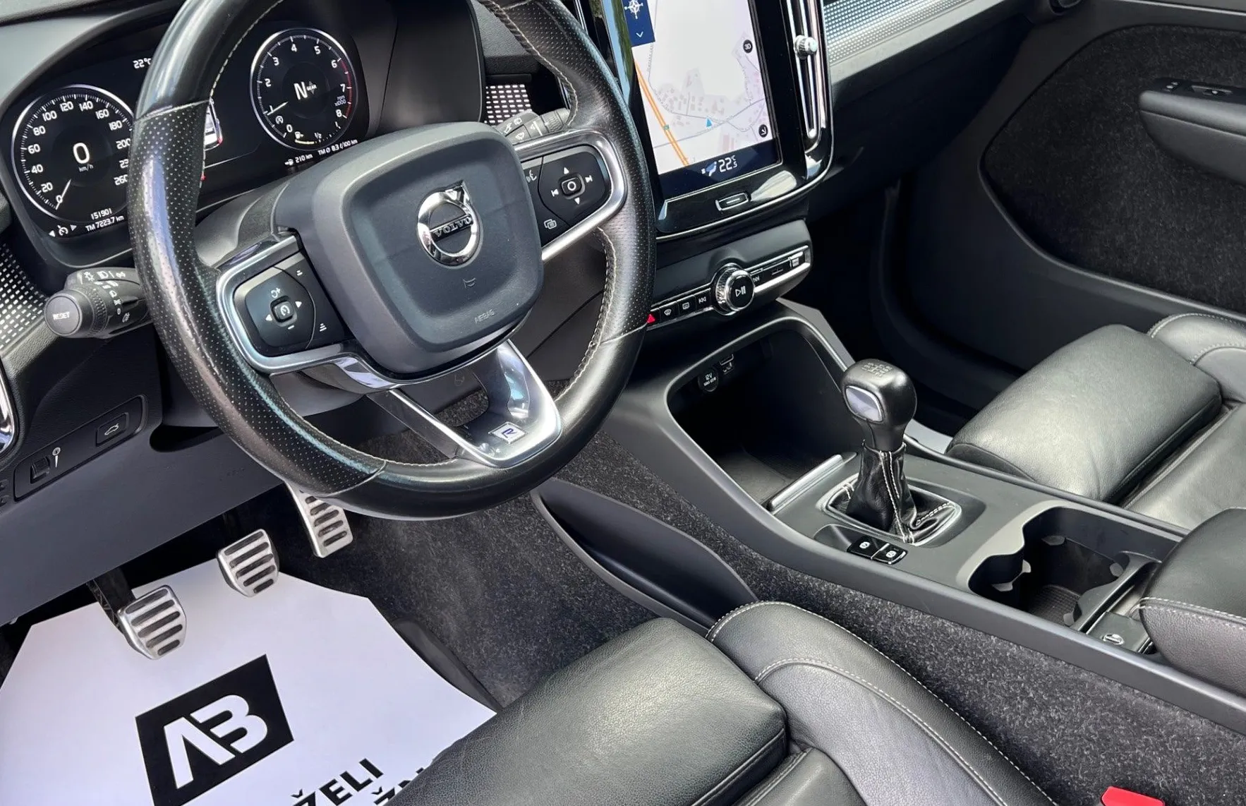 Zunanja slika - Volvo XC40 - T3 R-design+ALU+LED+HI-FI+KLJUKA - 11