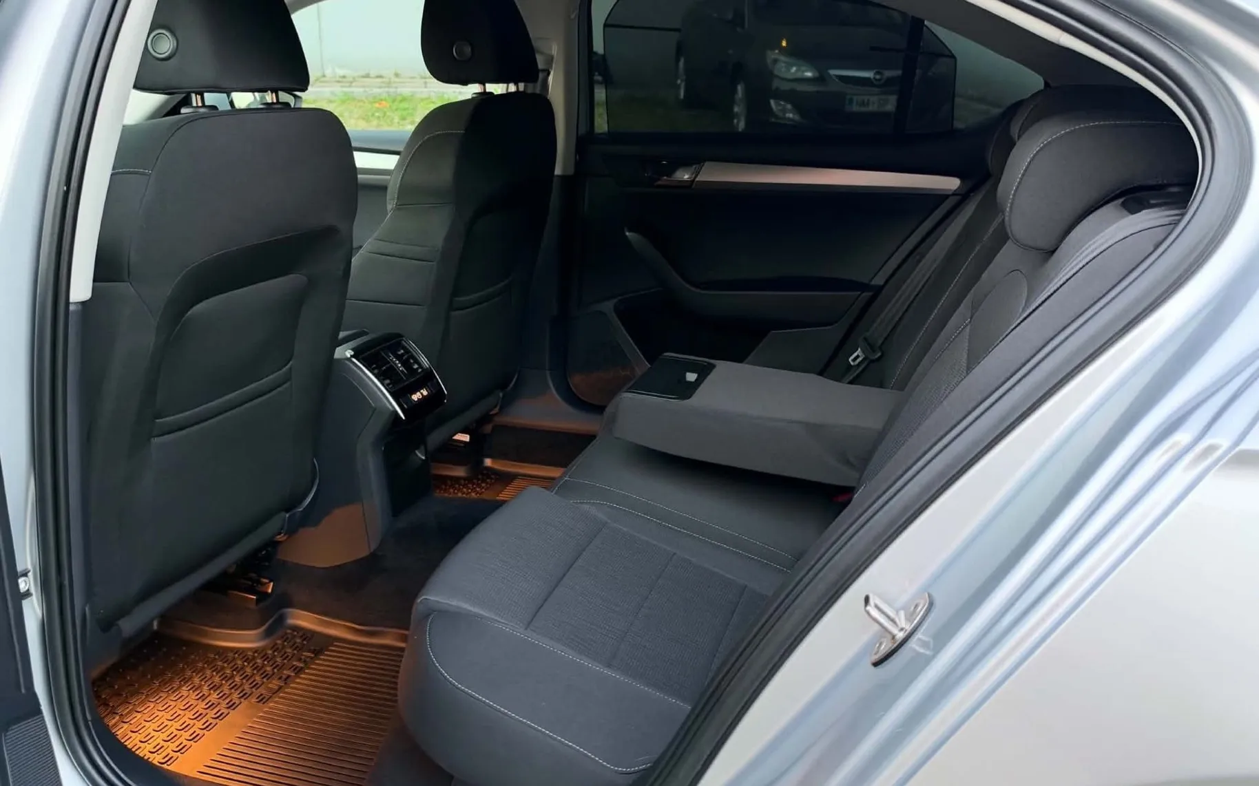 Notranja slika - Škoda Superb - 2.0 TDI-112.000km-1.LASTNIK-LIZING ZA TUJCE-ACC - 10