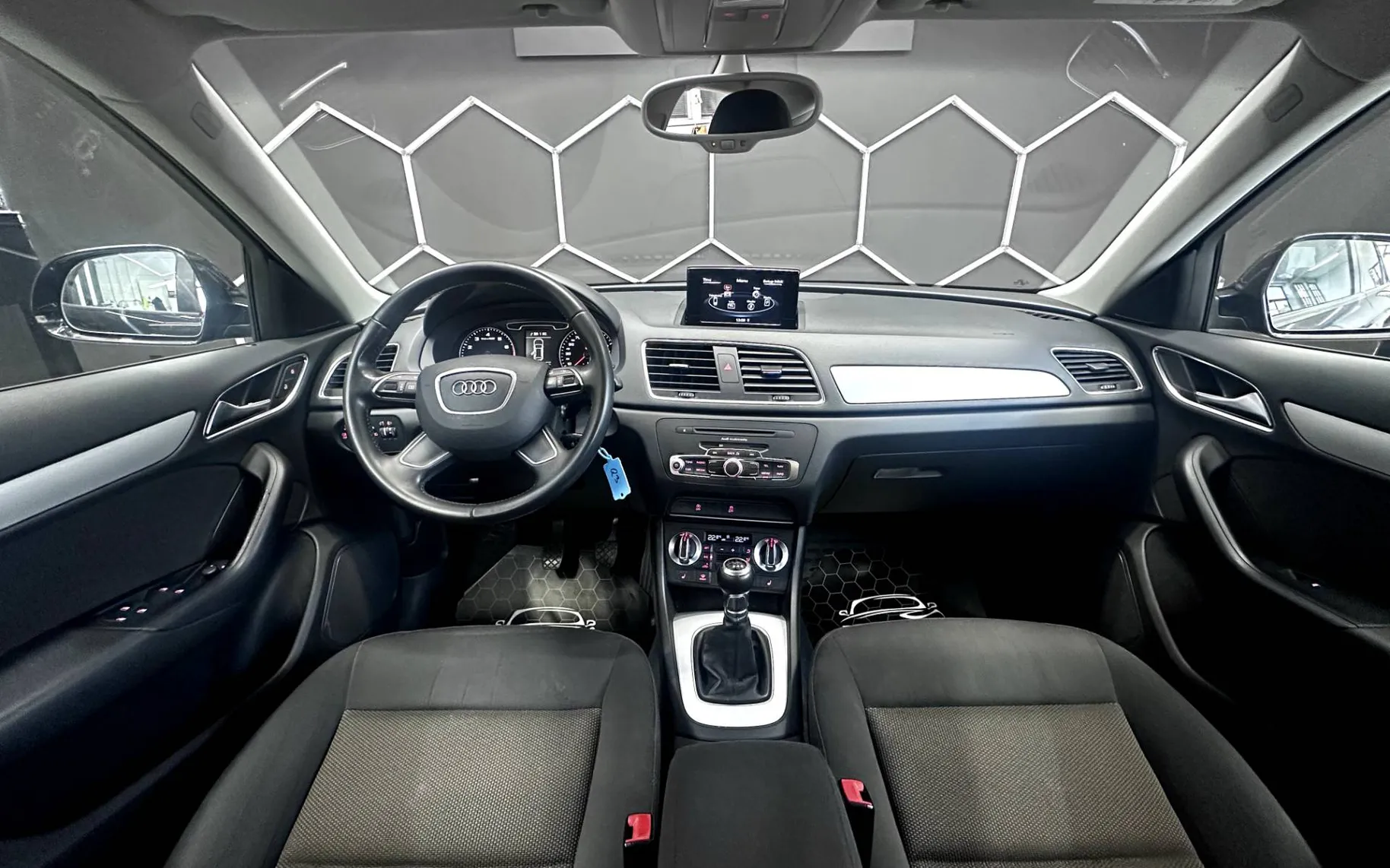 Notranja slika - Audi Q3 - 1.4 TFSI 110  150  ODLIČEN - 9