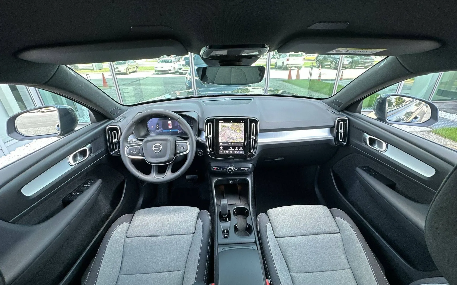 Notranja slika - Volvo XC40 - B3 P Core AT DCT 3 leta garancije + 3 servisi... - 20