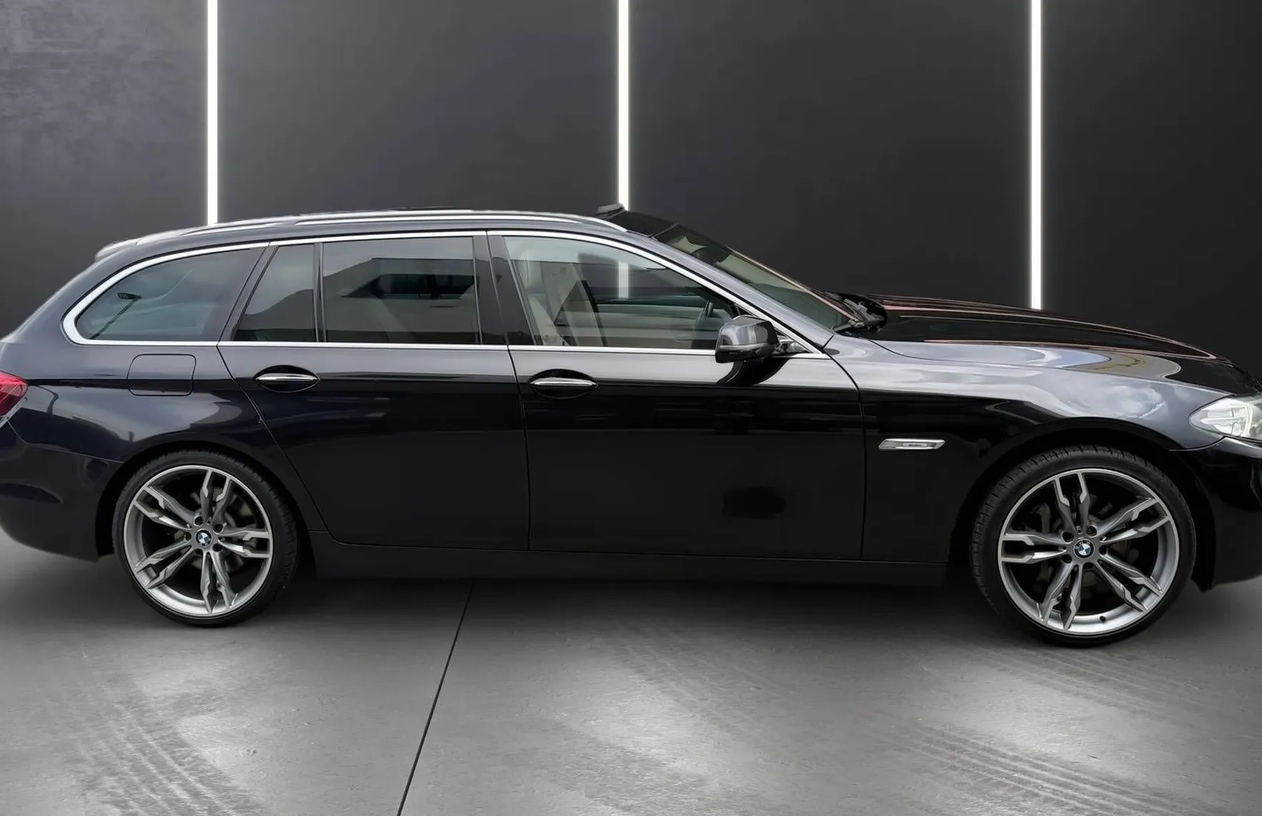 Zunanja slika - BMW Serija 5 - Touring: 525d xDrive BI-XENON ACC NAVI PDC PANO KAM TOP - 10