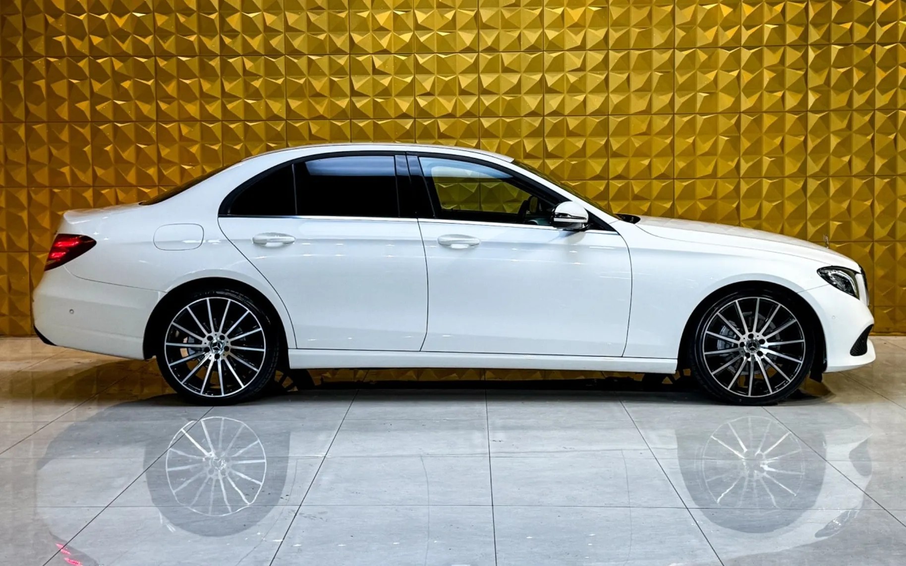 Notranja slika - Mercedes-Benz E-Razred - E200d AUT. KLJUKA-KAMERA-GRETJE-NAVI-TEMP... - 12