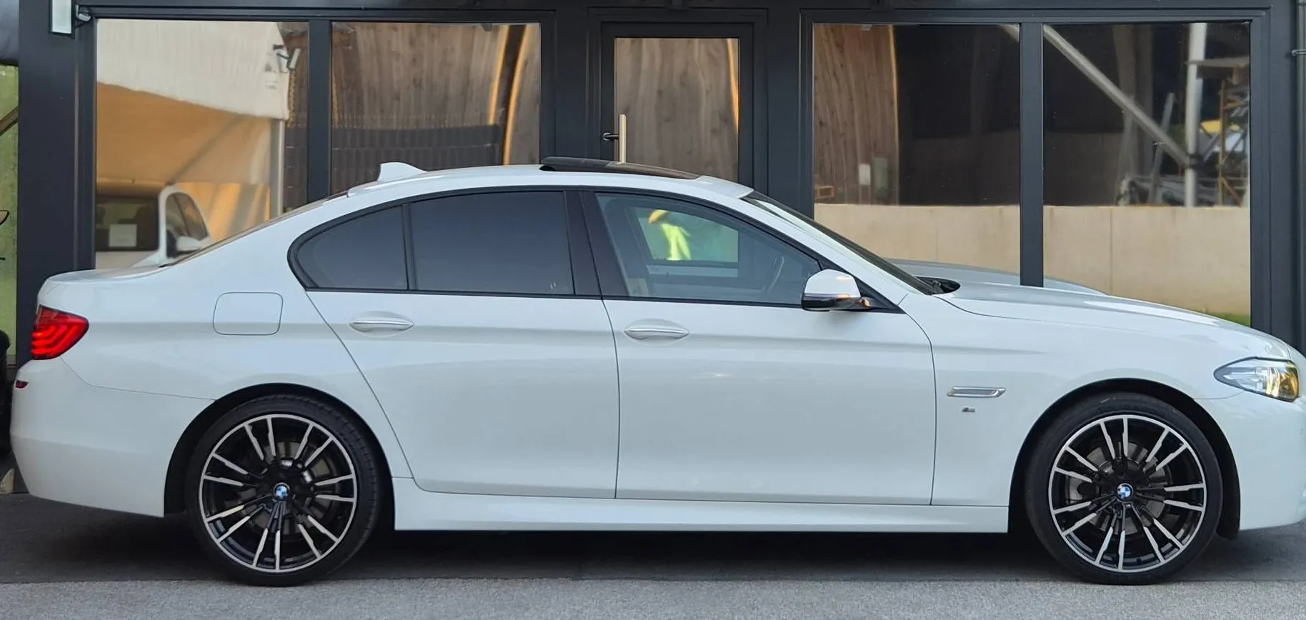 Notranja slika - BMW serija 5: - 520D-XDRIVE-ŠIBEDAH-KAMERA-HEAD UP-USNJE-ACC-SLO - 10
