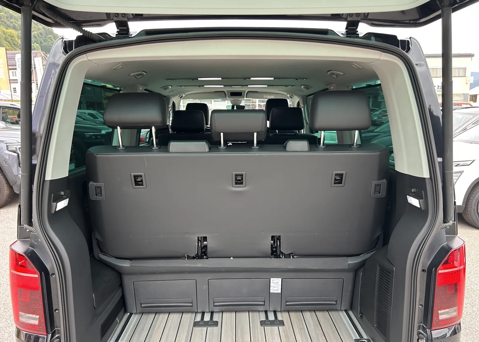 Zunanja slika - Volkswagen Multivan - T6.1 2,0 TDI KMR Highline DSG - 18