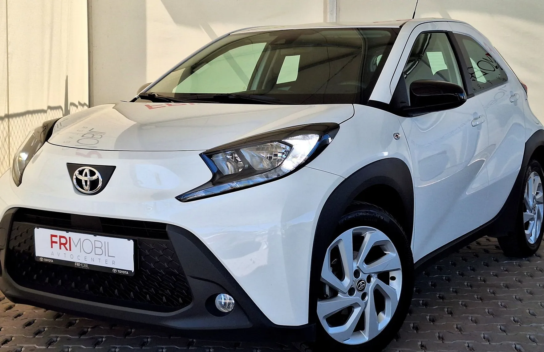 Zunanja slika - Toyota Aygo - 1.0 X-PLAY ALLOYS TOUCH •SLO•KAMERA•ACC• - 1
