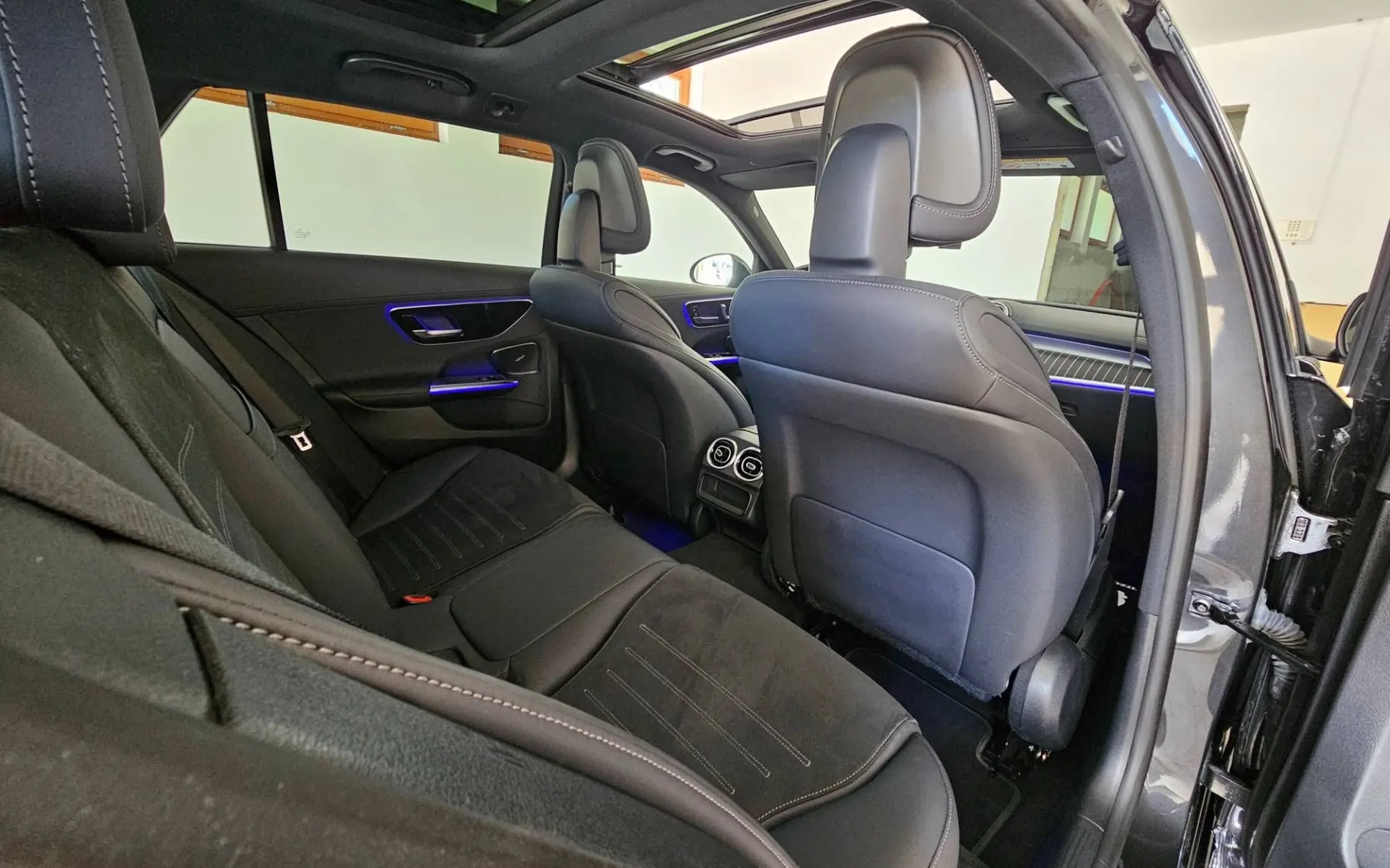Notranja slika - Mercedes-Benz C-Razred - C 220 d AMG |VIRTUAL|PANORAMA|360-KAM|RADAR|KLJUKA - 11