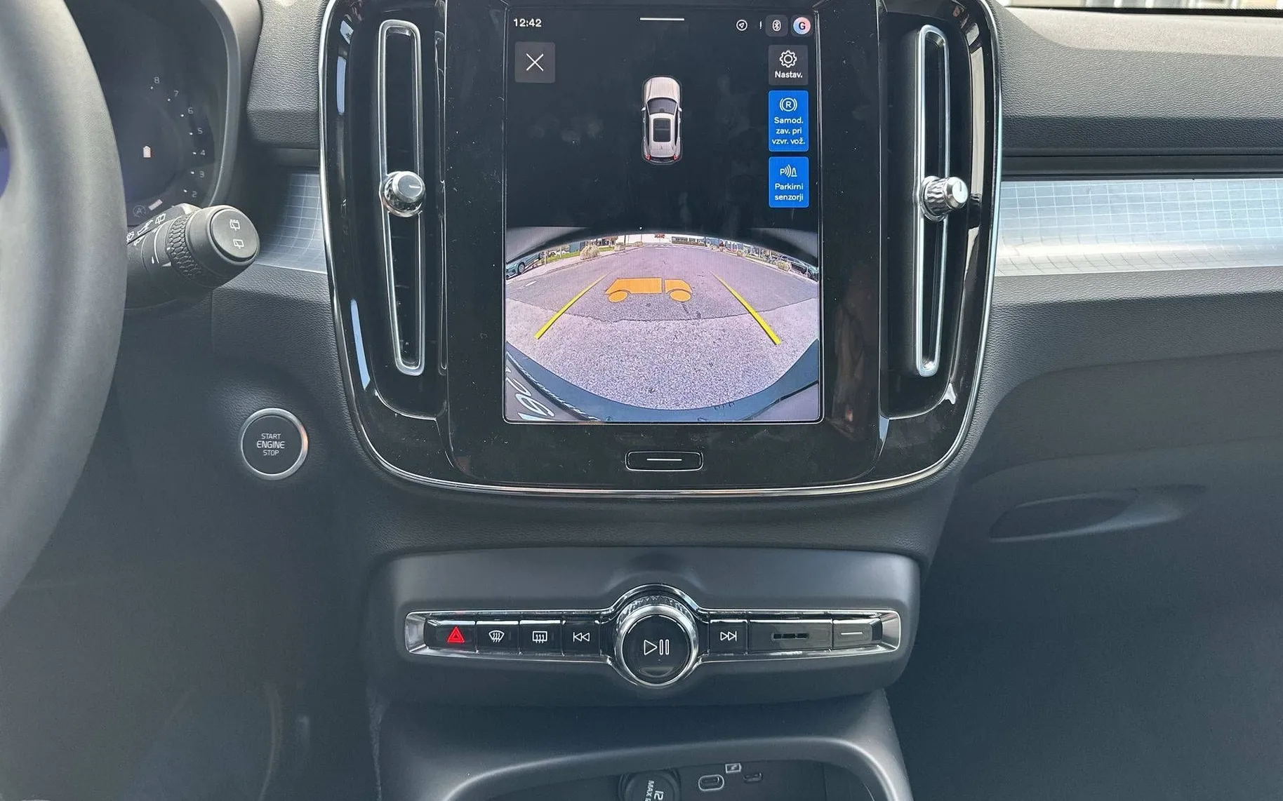 Notranja slika - Volvo XC40 - B3 P Plus Dark Avt. - 17