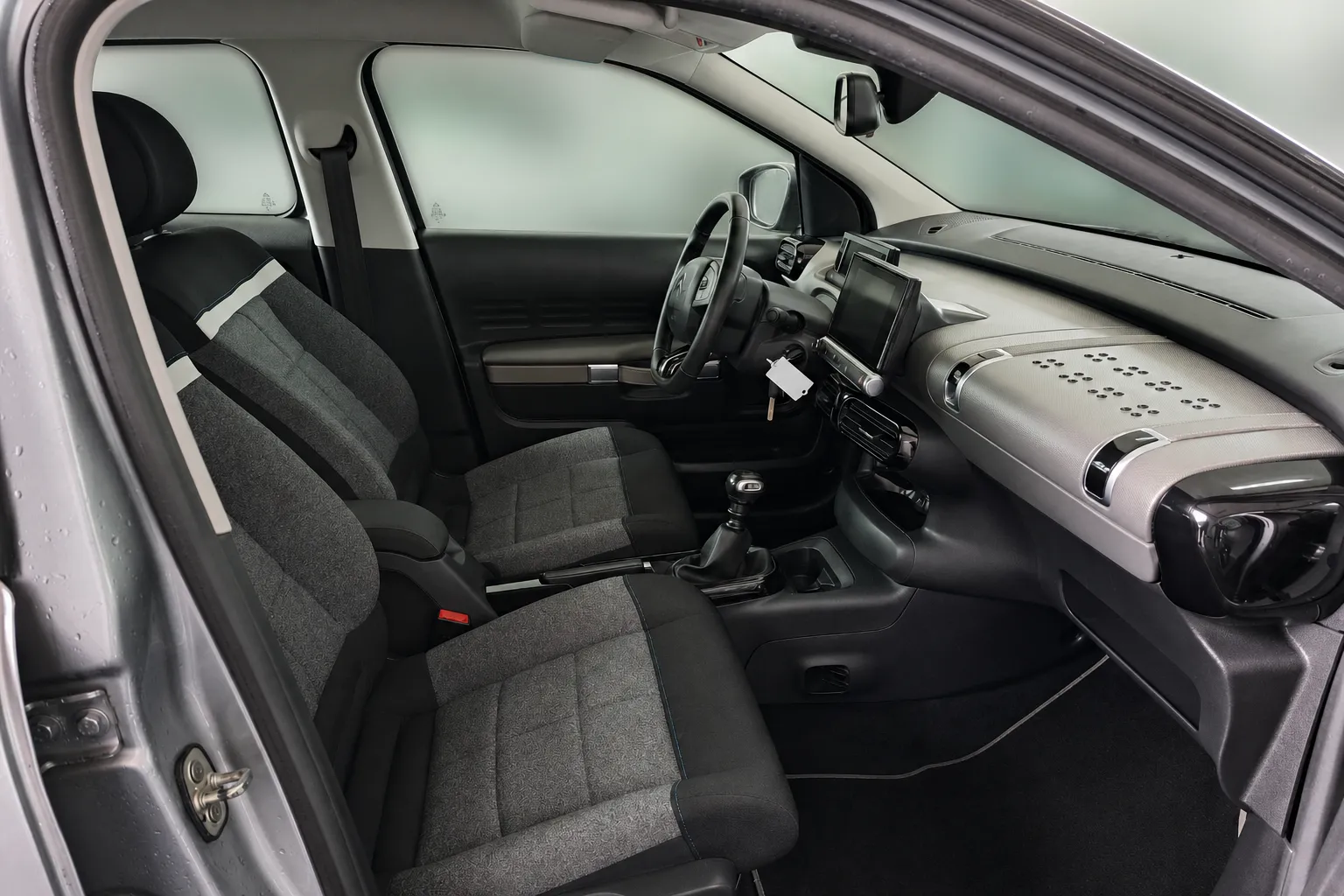 Notranja slika - Citroën C4 Cactus - 1.2 PureTech 130-M 2019-1 LASTNIK-GARANCIJA - 11