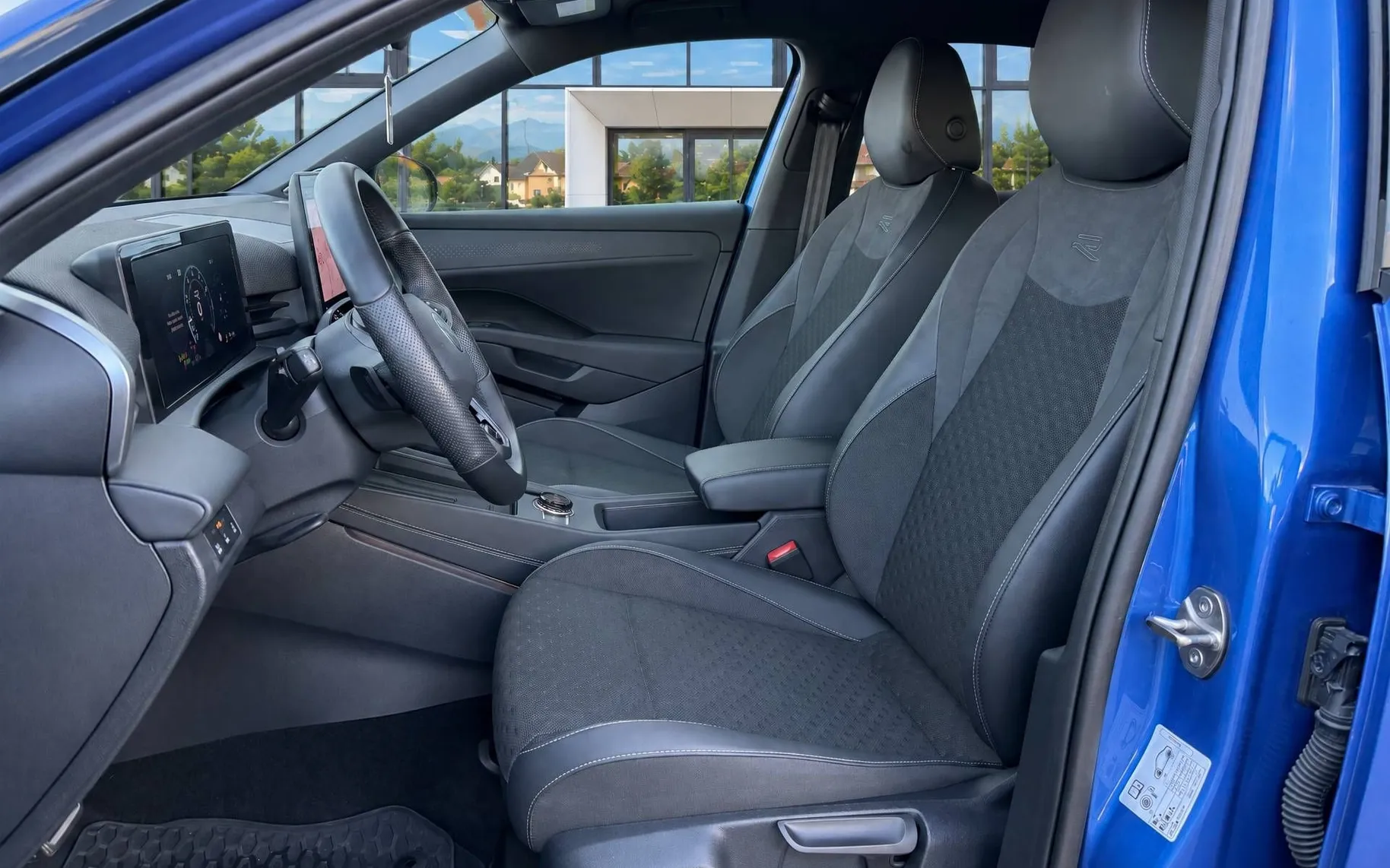 Notranja slika - Volkswagen T-Roc - 1.5 eTSI R-Line DSG-Vlečna kljuka-Harman Kardon... - 9