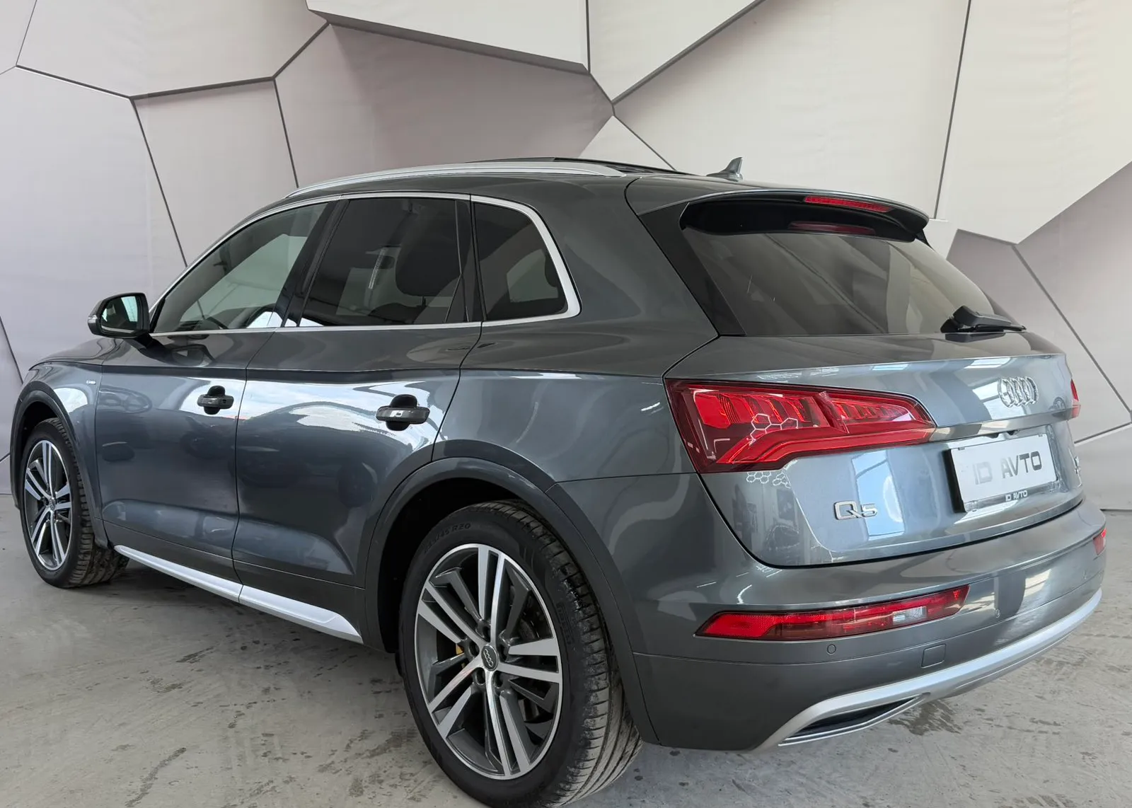 Zunanja slika - Audi Q5 - 2,0 TDI S-tronic - 3