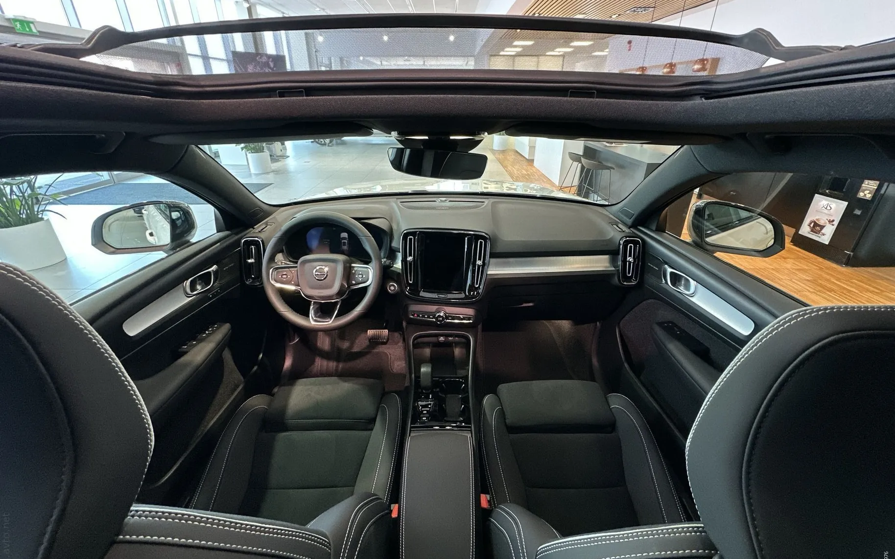 Notranja slika - Volvo XC40 - B4 P Ultra Black Edition 3 leta garancije + 3 se.. - 10