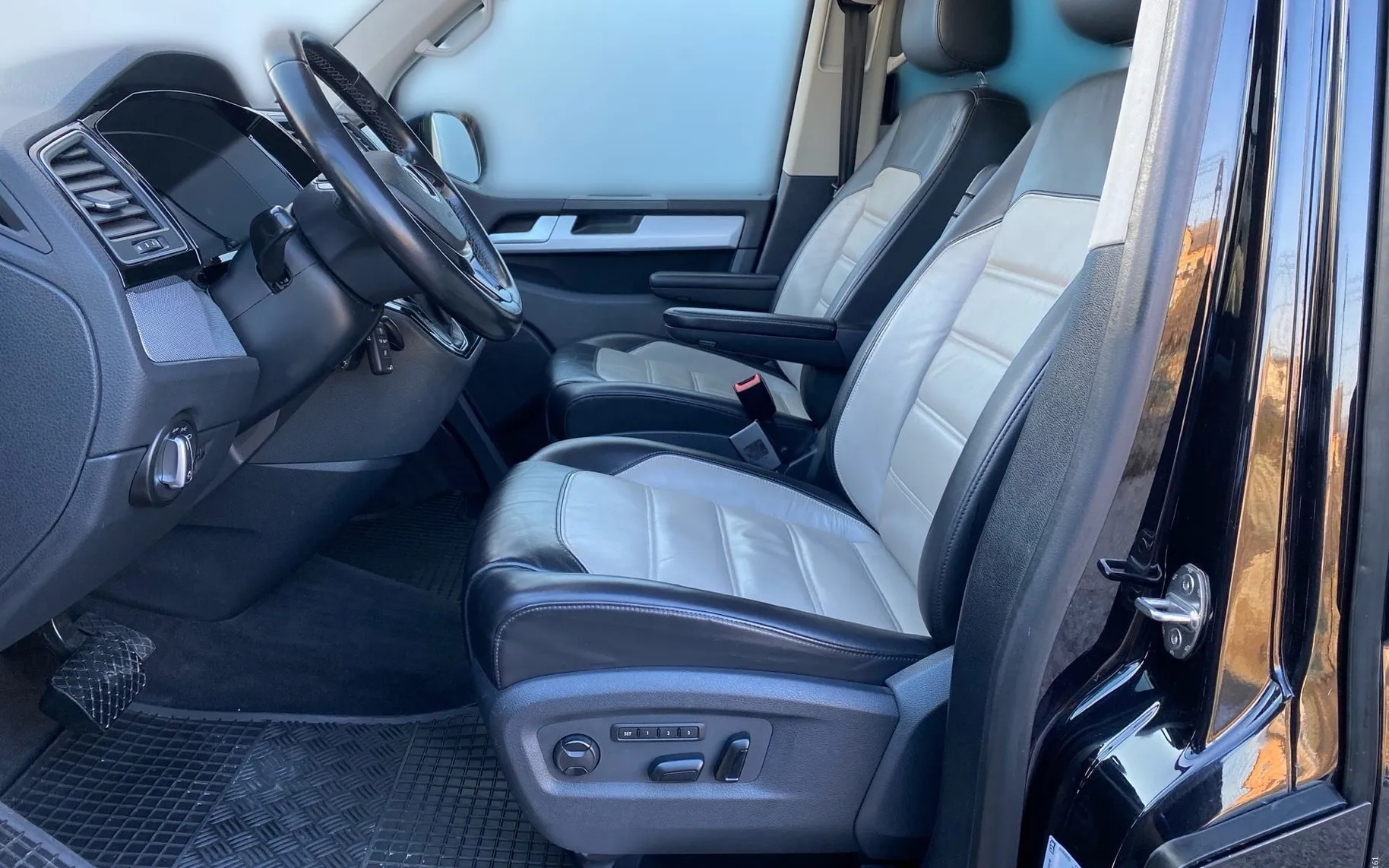 Notranja slika - Volkswagen Multivan - 2.0 TDI DSG Highline-Webasto-LED-Memory-Kljuka... - 7