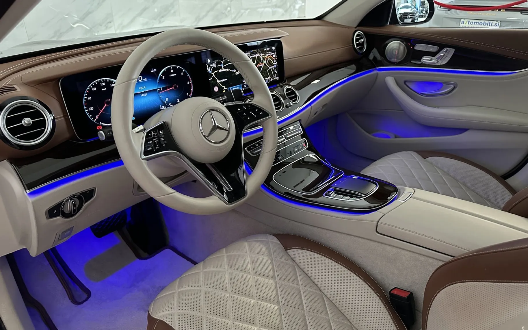 Notranja slika - Mercedes-Benz E-Razred - 200d|AMG|Pano|SoftC|HUD|Designo|Hlajenje|360K|Burm - 8