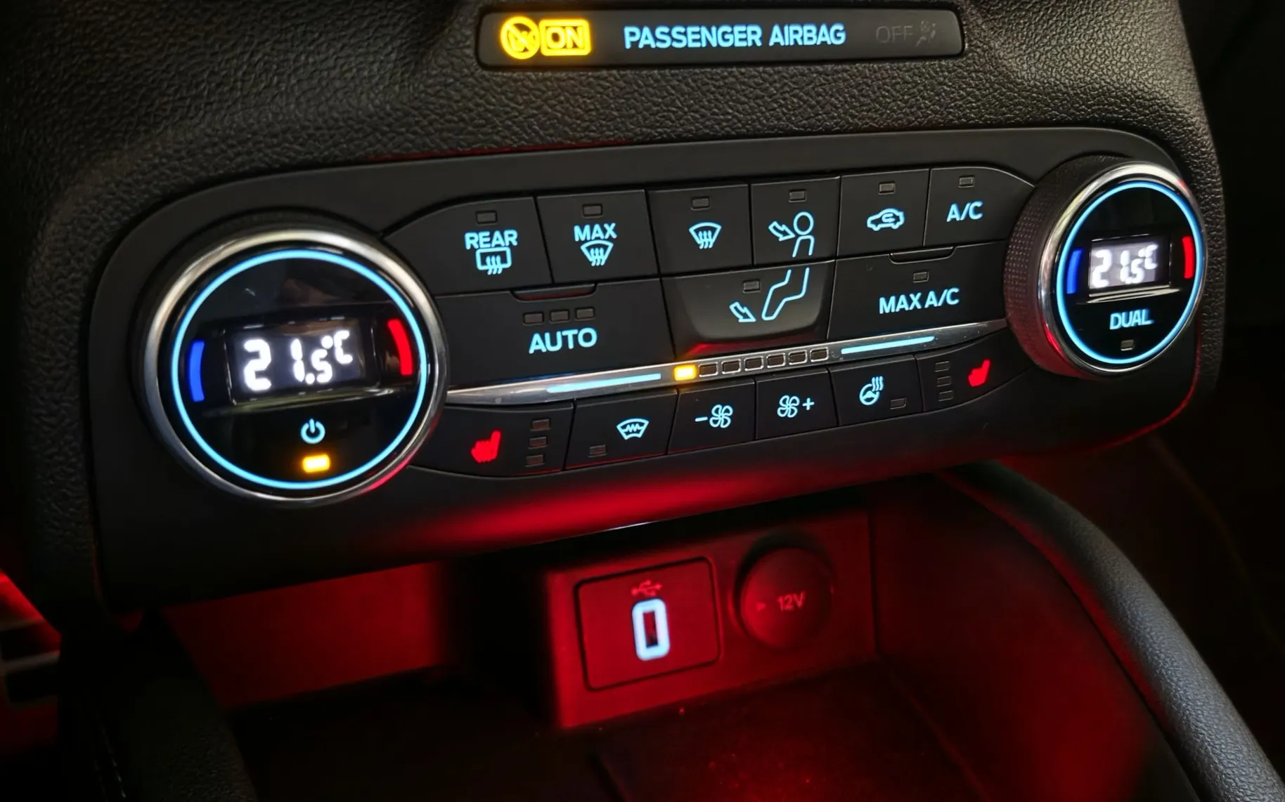 Zunanja slika - Ford Focus - 2.0TDCi ST NAVI PANO RECARO KAM LED - 12