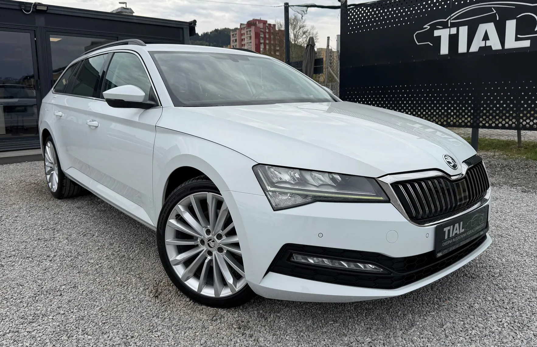 Zunanja slika - Škoda Superb - Combi 2.0 TDI Style-VIRTUL-ACC-VELIK SERVIS-LINE A - 3