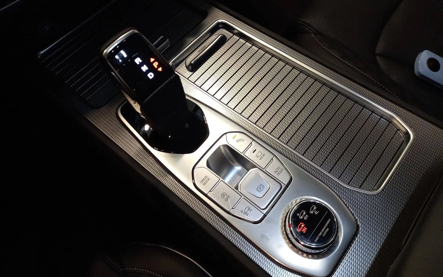 Notranja slika - SsangYong Rexton - 2.2 XDi Limited+ 4WD AT... - 19