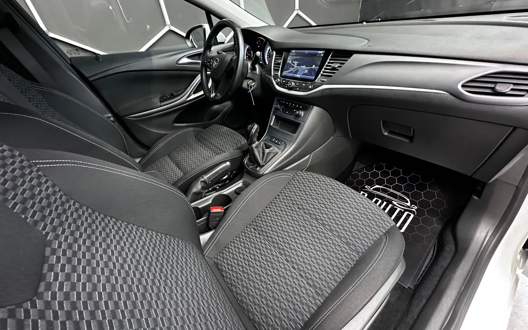 Notranja slika - Opel Astra - Sports Tourer 1.6 CDTI VELIKA NAVI+KAMERA+GR.SEDEŽ - 9
