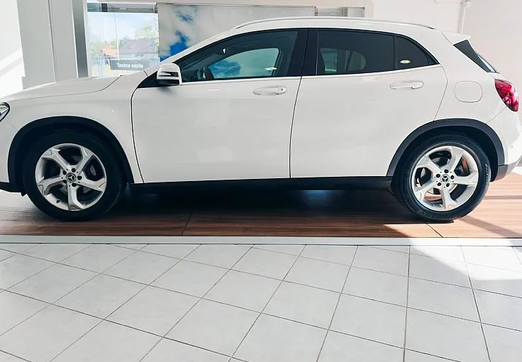 Zunanja slika - Mercedes-Benz GLA-Razred - 180 URBAN PRO AVT-PANORAMA-KAM-EL.PRTLJ-LED-VIDEO - 3