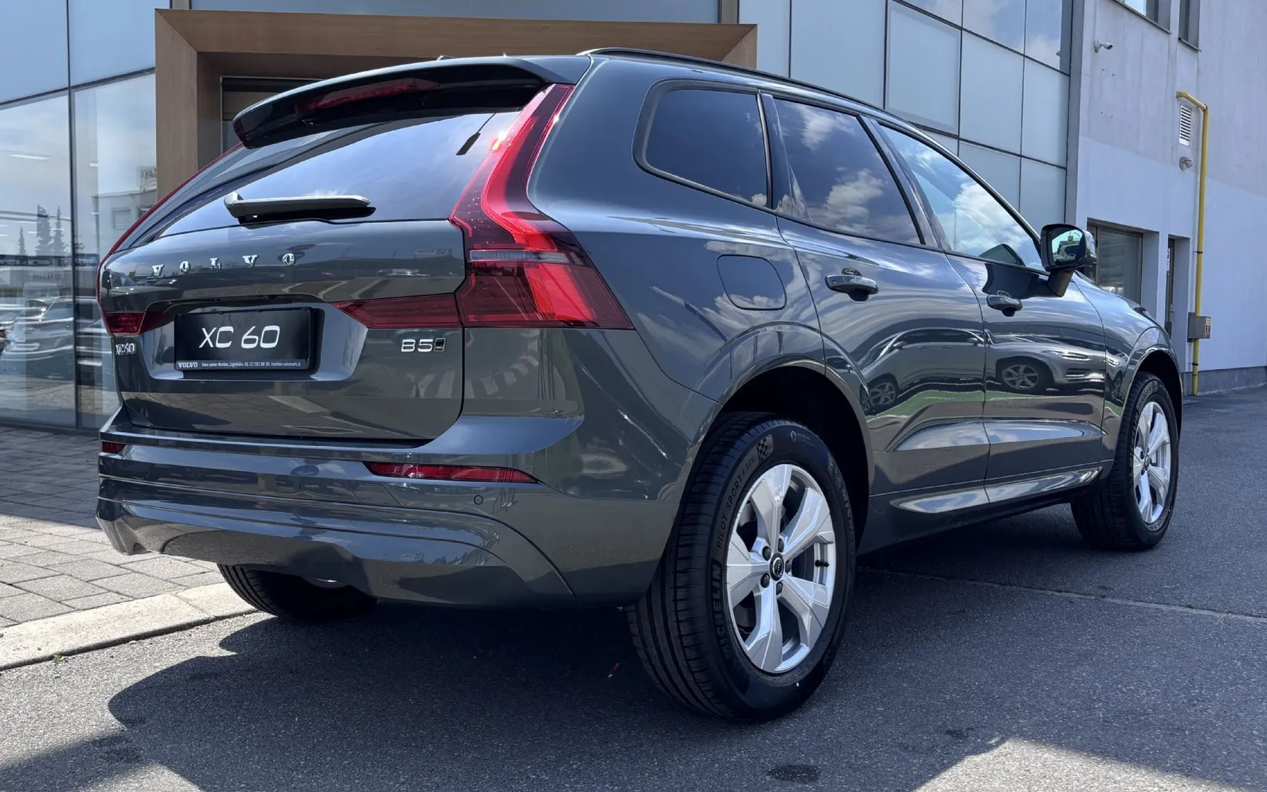 Zunanja slika - Volvo XC60 - B5P  Core AT AWD 3 leta garancije + 3 servisi - 4