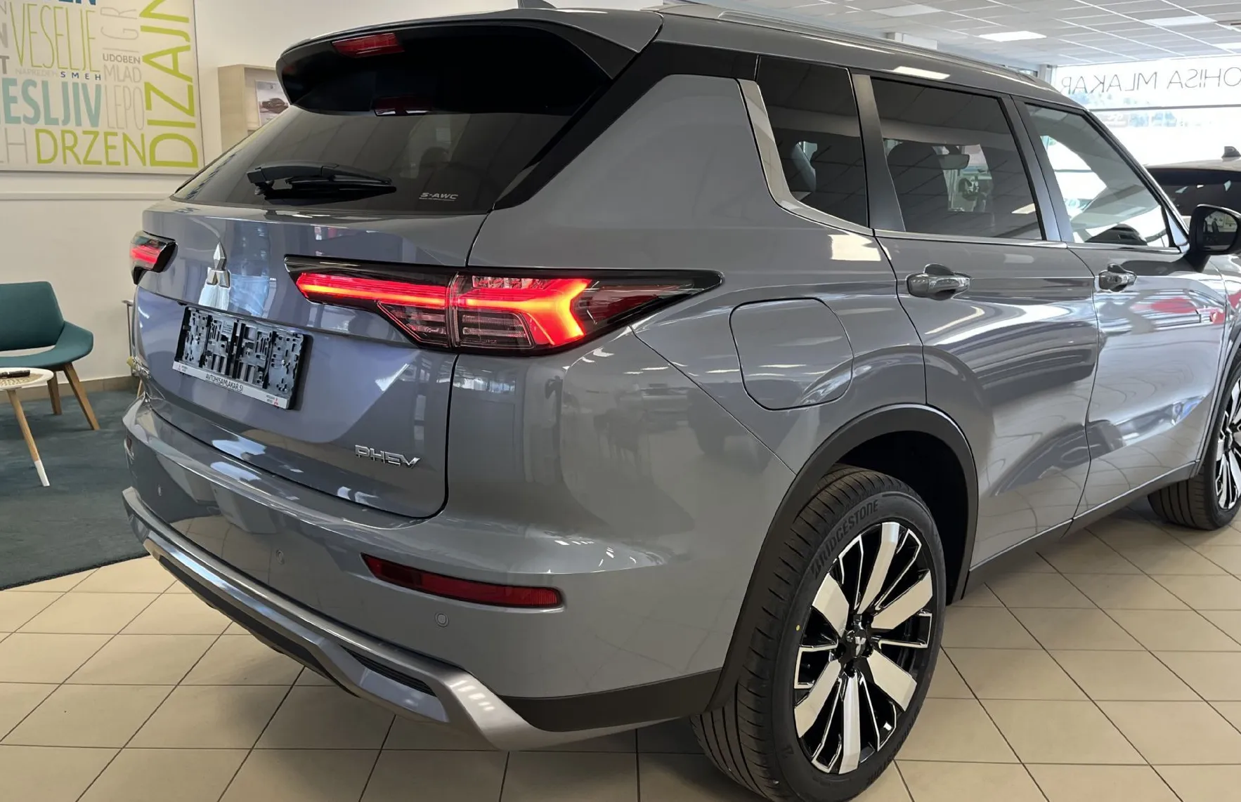 Zunanja slika - Mitsubishi Outlander - 2.4 PHEV Intense Auto - 7.000 EUR AKCIJA - - 6